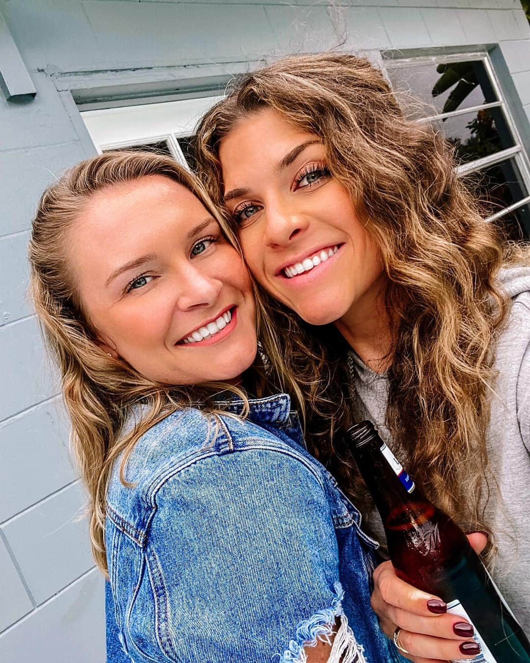 ブリジェット・スローンのインスタグラム：「Proof that two people can both be pretty AND be best friends...but I’m definitely the funny one #humblebrag 🙃🤍」