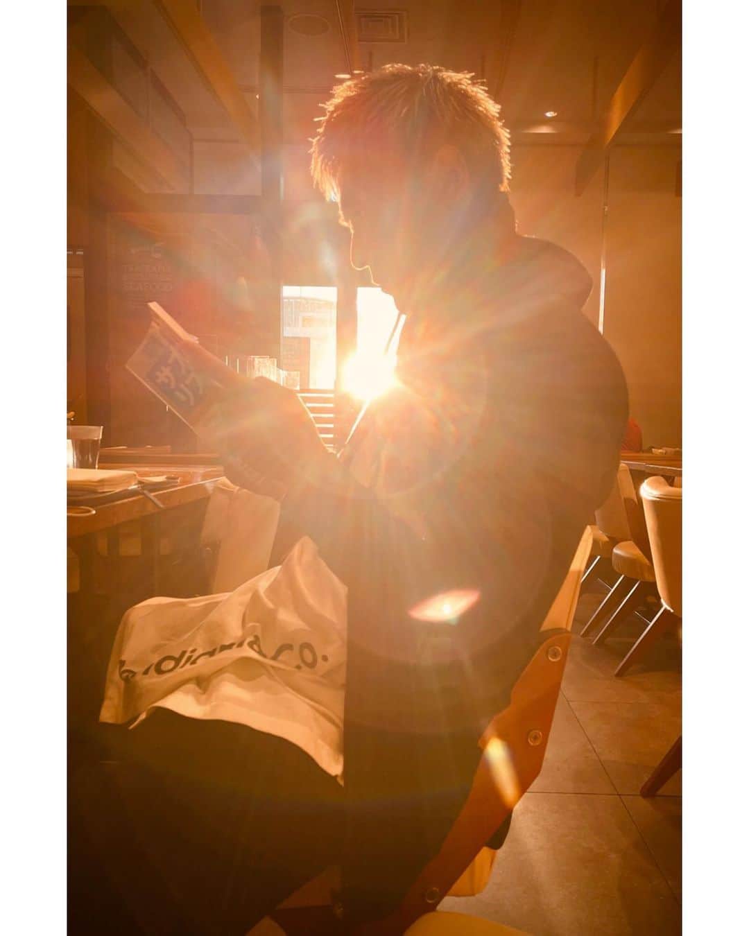 北野貴之さんのインスタグラム写真 - (北野貴之Instagram)「いいスタートになった、12月。 今年のラストの月に、良い出逢い、良い本を買い、初めて手にとったビジネス書っていうやつ。 光もコラボして、人に光を届けれるような漢……それをふつうに何気なく歩める漢に。  #ワクワク#12月」12月2日 7時43分 - takashi_kitano