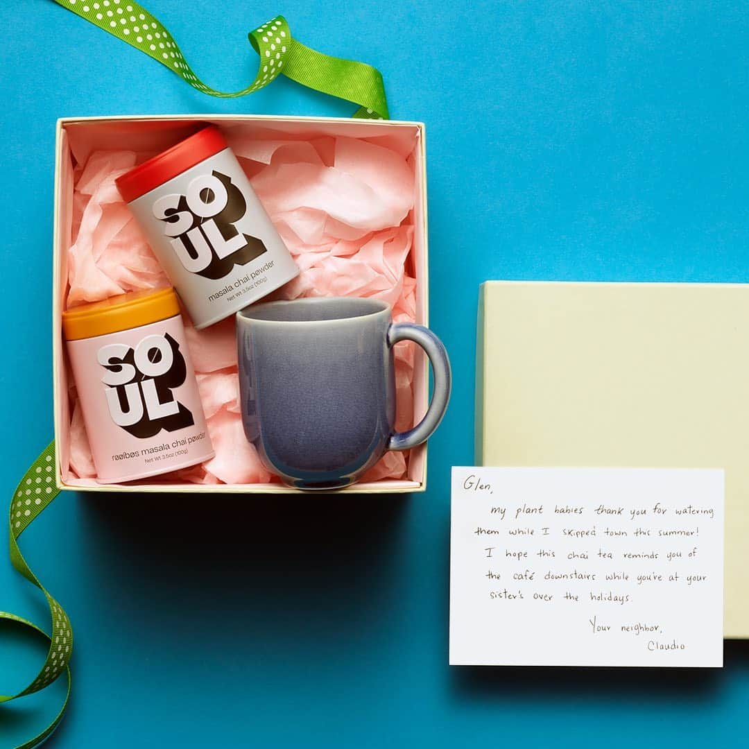Bloomingdale'sのインスタグラム：「Glen, my plant babies thank you for watering them while I skipped town this summer! I hope this @soul.chai tea reminds you of the café downstairs while you’re at your sister’s over the holidays. Your neighbor, Claudio 🌱   Our holiday gift guide is full of fun and unexpected ways to say "thank you!" to the ones who made a difference in 2020.」