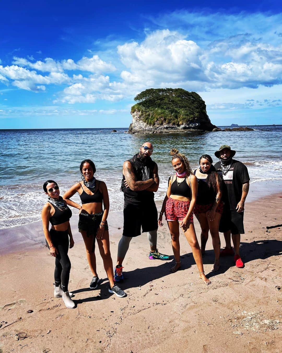 カルロス・ブーザーのインスタグラム：「On The Beach Side Of Things... #SQUAD #HOLDAT」