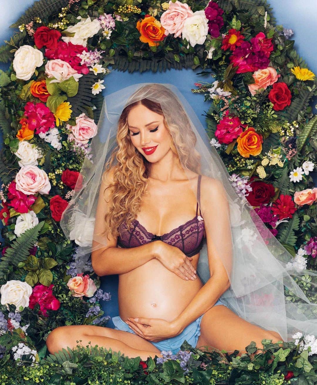 ティファニー・トートさんのインスタグラム写真 - (ティファニー・トートInstagram)「Been keepin a lil secret 😝 Blessed to be expecting our baby girl in April! 🎀 🎀🎀  I Always wanted to recreate this photo of Beyonce, loved the whole shoot with all the colorful flowers, so I decided to build my own...and ofcourse Bugg had to jump in for a shot 🙃🌸🌹🌼🌷🌸」12月2日 7時51分 - tiffanytothxoxo
