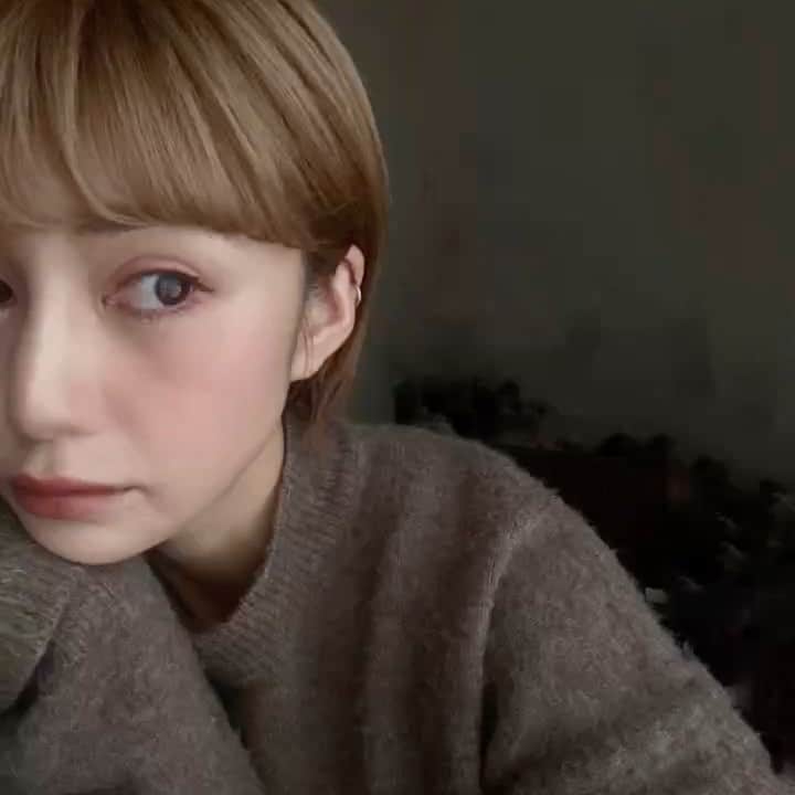 長谷川あやのインスタグラム：「⚪️⚪️⚪️#パナソニックビューティ#パナソニックビューティ美容部#美容家電#PR#パナソニックビューティ社外美容部#ショートヘア#ショートヘアアレンジ#ショートヘアアレンジ動画 #VOCE2020年上半期美容家電ベストコスメ #ヘアアイロン部門1位 #ヴォーチェ  @vocemagazine ・ ・ ・ 寝起きから2分で完成する いつものスタイリングを紹介します🙋‍♀️ ・ 今回使っているのは VOCEのベスコスを受賞した @panasonic_beauty  #ストレートアイロンナノケア ！ （VOCE2020年上半期美容家電 ベストコスメのヘアアイロン部門1位だったそうです👏） ・ わたしの髪の毛の長さの場合 コテよりストレートアイロンの方が 使いやすいので大活躍👀 ・ ナノイーのおかげで 髪の毛をいたわりながら スタイリングできるのもお気に入りです✨」