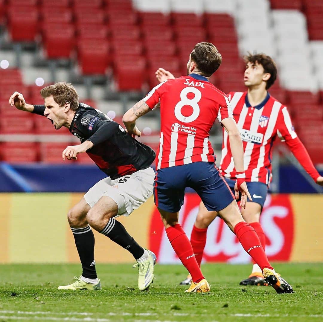 トーマス・ミュラーのインスタグラム：「Against @atleticodemadrid you have to suffer sometimes to get a good feeling at the end.  Congrats to our talented young guns to get proofed in @championsleague 🤩🤩 #fcbboybandcomesbacktomunich #toughone #steelproofed #diejungenhüpfer #eingutertagfürdencampus #leipzigschonimblick」