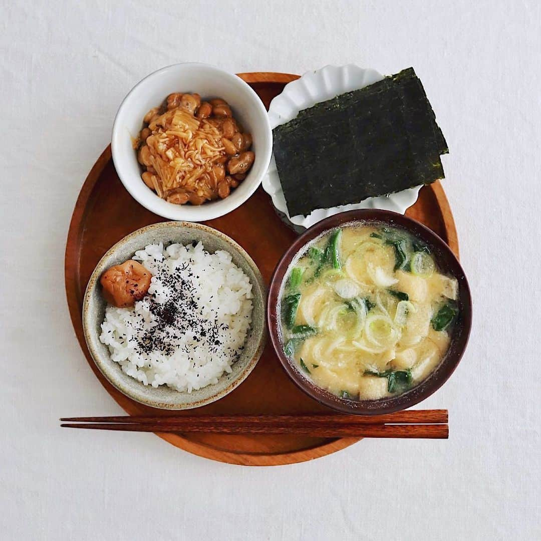 樋口正樹さんのインスタグラム写真 - (樋口正樹Instagram)「Today's breakfast . 今日の朝食の味噌汁は ほうれん草と油揚げで、 ご飯にはゆかりと梅干、 納豆になめ茸、焼海苔。 . . . #朝ごはん #普段の朝食 #和朝食 #ゆかり #梅干 #味噌汁 #納豆 #なめ茸 #焼き海苔 #japanesebreakfast #japanesefood」12月2日 7時53分 - higuccini