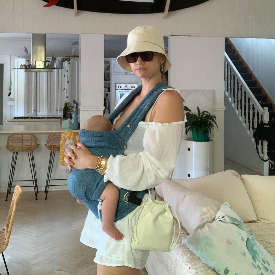 のインスタグラム：「Going for a walk with my bebe ❤️」