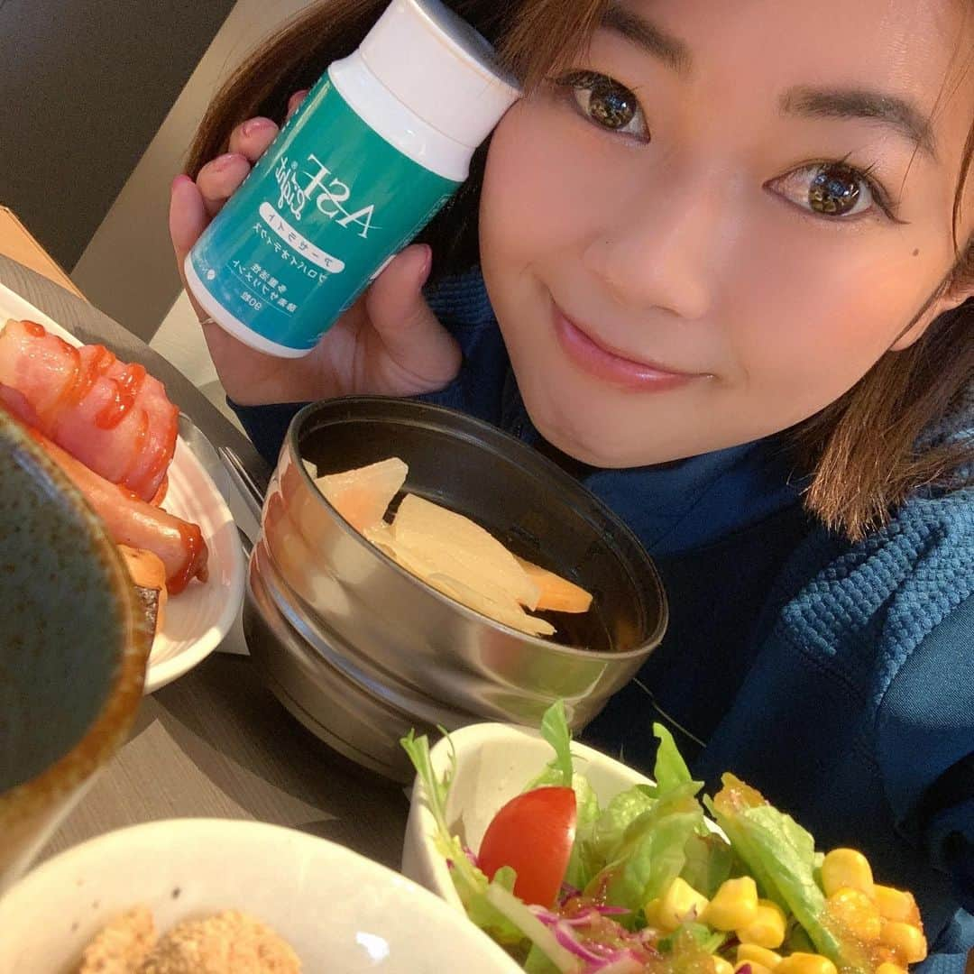 宮坂楓さんのインスタグラム写真 - (宮坂楓Instagram)「. 食事の前にはアーゼライトは欠かせない！ 特に練習前の食事では😊 練習中にもお腹にご飯がある感じがあって、消化が遅いな〜と思っていた時に 飲み始めたアーゼライト✨ それからはお腹がスッキリして、集中して練習に取り組めるようになりました☺️ 栄養吸収もしっかりしてくれるので、体づくりには欠かせないです💞 #アーゼライト#消化酵素 #アスリート#アスリートご飯#体づくり#内蔵疲労#消化吸収#アスリート飯」12月2日 7時55分 - kaede_official_