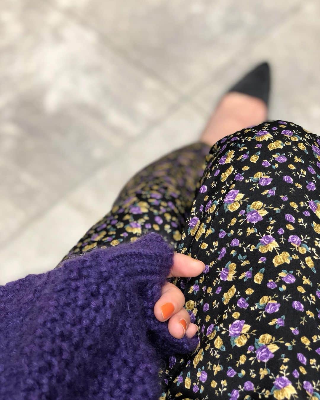 新谷美奈のインスタグラム：「.﻿ ﻿ おはようございます☀きーんと冷えた朝☃️ ぬっくぬくのニットガウンを着たくなりますね🐏﻿ ﻿ こっくり深みのあるパープルと﻿鮮やかな小花柄💜﻿ どこかなつかしい組み合わせに惹かれる☺️💜﻿ ﻿ Nina mew﻿ salopette ¥24,000+tax﻿ knit gown ¥29,000+tax﻿ ﻿ @ninamew_official#Ninamew#ニーナミュウ#ゆめタウン#ゆめタウン佐賀#セレクトショップ#selectshop」