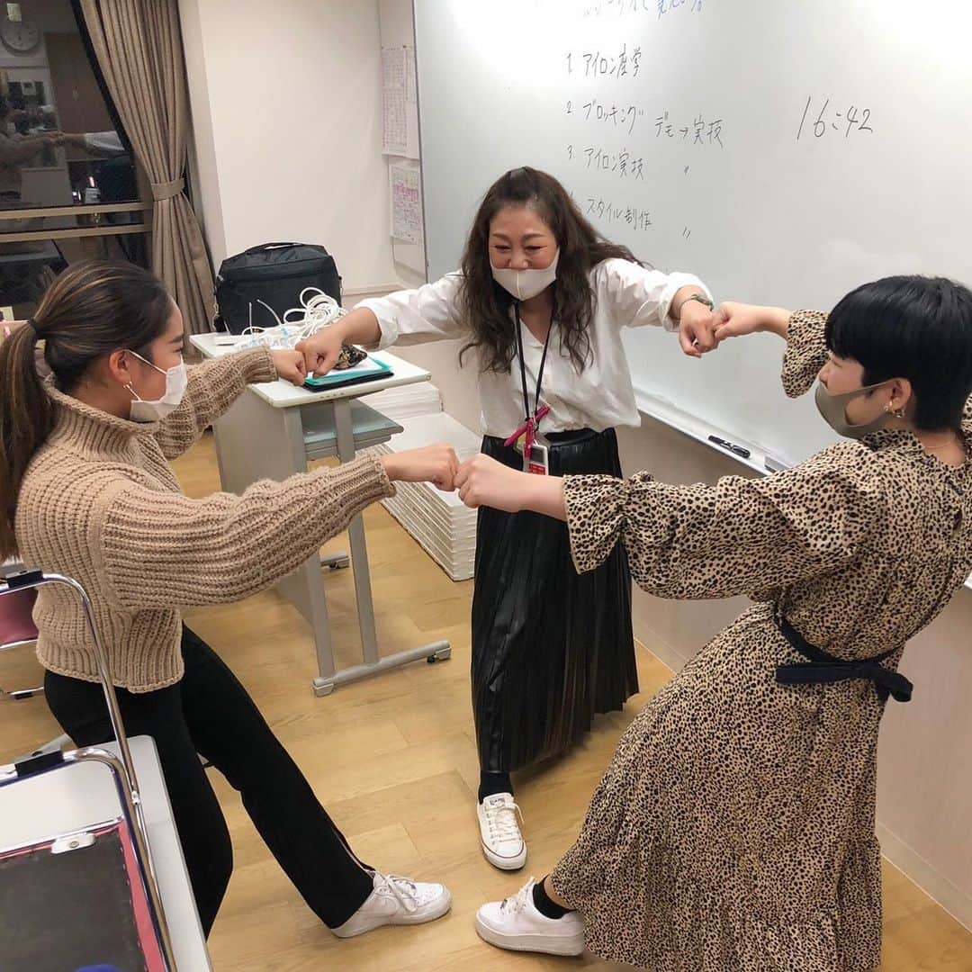 東京ビューティーアート専門学校さんのインスタグラム写真 - (東京ビューティーアート専門学校Instagram)「みなさんこんにちは！☘️✨ ・ 今日は私たちのクラスのヘアアレンジの先生を紹介します！ ・ トータルビューティー科メイクコースは後期からヘアアレンジの授業が始まりました！ ・ 今はコロナの影響でソーシャルディスタンスを保ちながらの授業や生活になっていますが、授業でわからないところを優しく教えてもらえることはもちろんプライベートの話をしたり先生とも仲がいいです😆💞 ・ オープンキャンパスに来た際には是非、在校生に生の声を聞いてみてください！！ ・ 本日の担当は @momoca59 🤎！ ・ ・ #今日の東京ビューティーライフ #東京ビューティーアート #美容学生 #美容専門学校 #三幸学園 #jk #fjk #sjk #ljk #ヘアメイク #エステ #ネイル #美容 #beauty #ootd #instagoodnight」12月2日 7時58分 - tokyo_beauty_art_college