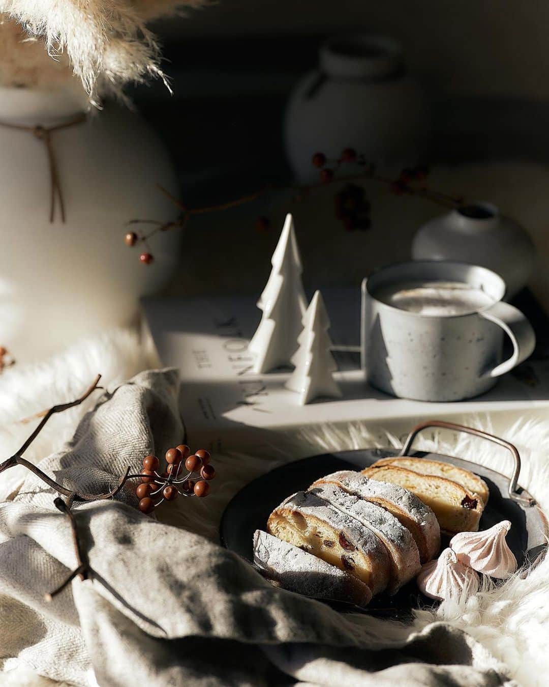 ANDERSEN アンデルセンさんのインスタグラム写真 - (ANDERSEN アンデルセンInstagram)「我が家も今年はお家で﻿ hyggeなクリスマスに🏠🎄﻿ ﻿ by @lindyiso  ・﻿ シュトレンがあるとちょっと﻿ クリスマス感でますねぇ。﻿ アンデルセンのシュトレン﻿ 初めてでしたがマジパンがしっとりして﻿ 美味しい！﻿ ・﻿ ﻿ 凍りつくような寒いデンマークのクリスマスは﻿ どんなだろうなあ﻿ 家族で過ごすhyggeな﻿ 温かいテーブル。﻿ ・﻿ 我が家も今年はお家で﻿ hyggeなクリスマスに🏠🎄﻿ ・﻿ ・﻿ #stollen #christmas ﻿ #andersen #foodphotography #foodpics #foodstyling #christmas #igersjp #tv_stilllife ﻿ #アンデルセン #ヒュッゲな暮らし #ヒュッゲ #シュトレン #アンデルセンのシュトレン #マンデルシュトレン ﻿ #デンマーク ﻿ #hyggechristmas #bakery #hygge #hyggelife #copenhagen #bageri #denmark #🇩🇰 #🎄 #🎁」12月2日 7時59分 - andersen_official_jp