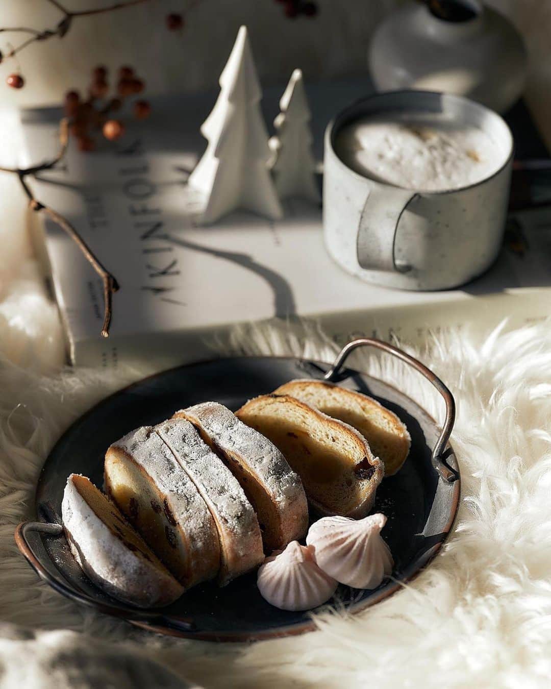 ANDERSEN アンデルセンさんのインスタグラム写真 - (ANDERSEN アンデルセンInstagram)「我が家も今年はお家で﻿ hyggeなクリスマスに🏠🎄﻿ ﻿ by @lindyiso  ・﻿ シュトレンがあるとちょっと﻿ クリスマス感でますねぇ。﻿ アンデルセンのシュトレン﻿ 初めてでしたがマジパンがしっとりして﻿ 美味しい！﻿ ・﻿ ﻿ 凍りつくような寒いデンマークのクリスマスは﻿ どんなだろうなあ﻿ 家族で過ごすhyggeな﻿ 温かいテーブル。﻿ ・﻿ 我が家も今年はお家で﻿ hyggeなクリスマスに🏠🎄﻿ ・﻿ ・﻿ #stollen #christmas ﻿ #andersen #foodphotography #foodpics #foodstyling #christmas #igersjp #tv_stilllife ﻿ #アンデルセン #ヒュッゲな暮らし #ヒュッゲ #シュトレン #アンデルセンのシュトレン #マンデルシュトレン ﻿ #デンマーク ﻿ #hyggechristmas #bakery #hygge #hyggelife #copenhagen #bageri #denmark #🇩🇰 #🎄 #🎁」12月2日 7時59分 - andersen_official_jp