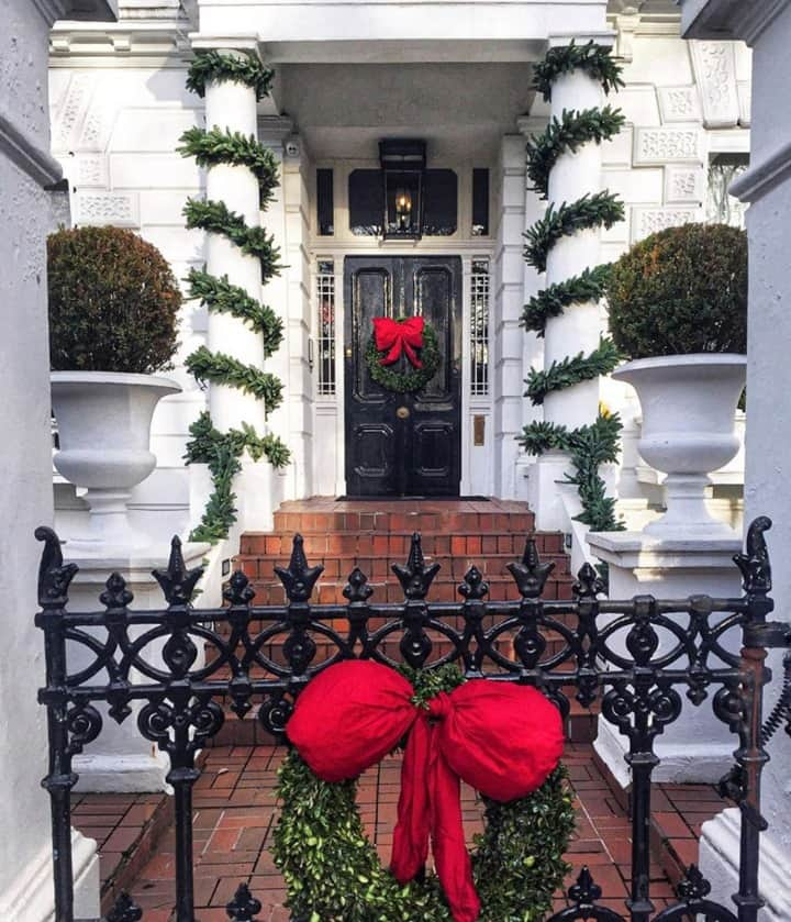 ELLE DECORさんのインスタグラム写真 - (ELLE DECORInstagram)「It's officially time for holiday decor. 💚❤️Find the most stylish decorating ideas at the link in bio. #regram 📸: @gulshanlondon #HappyDecember」12月2日 8時00分 - elledecor