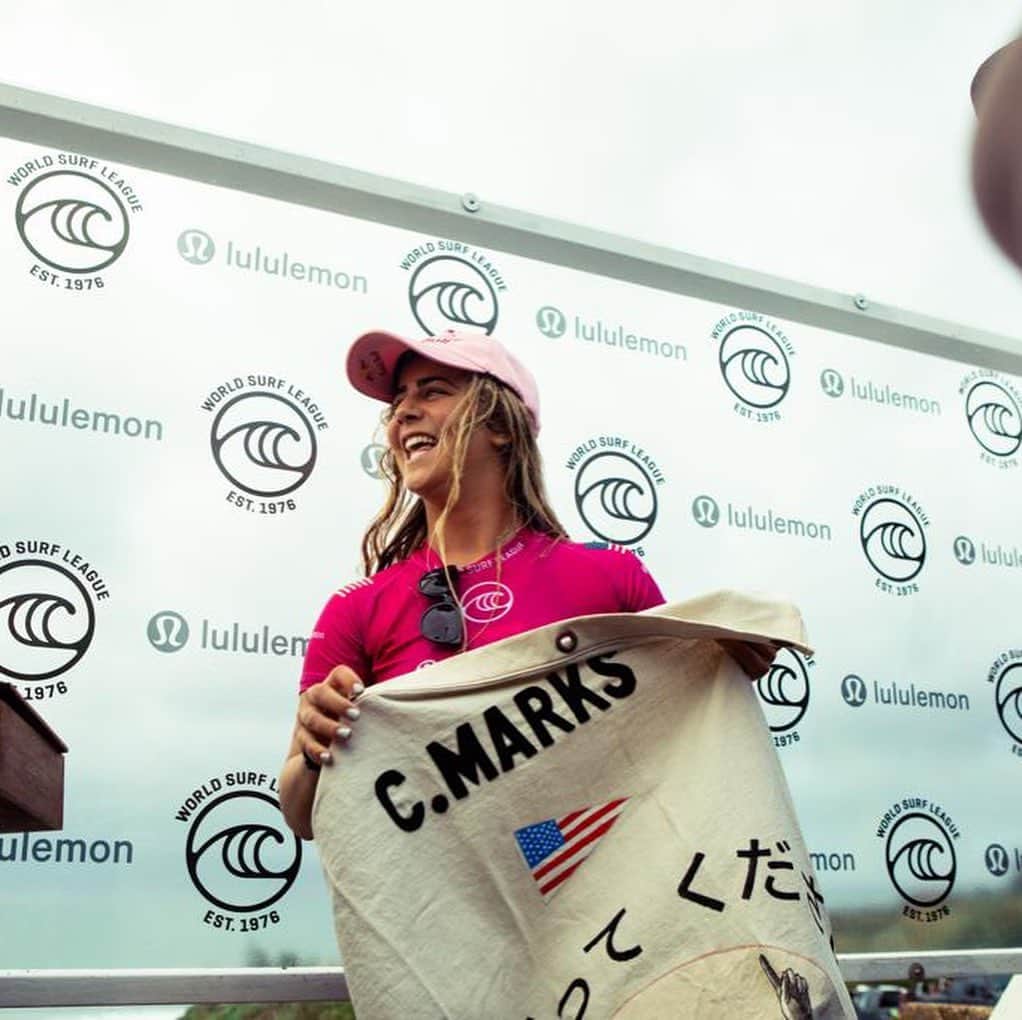 キャロライン・マークスのインスタグラム：「It’s Crazy to think this was exactly one year ago today.. looking forward to getting back to “work” :) tune into @wsl December 4th- 15th. #RoxyMauiPro ❤️」