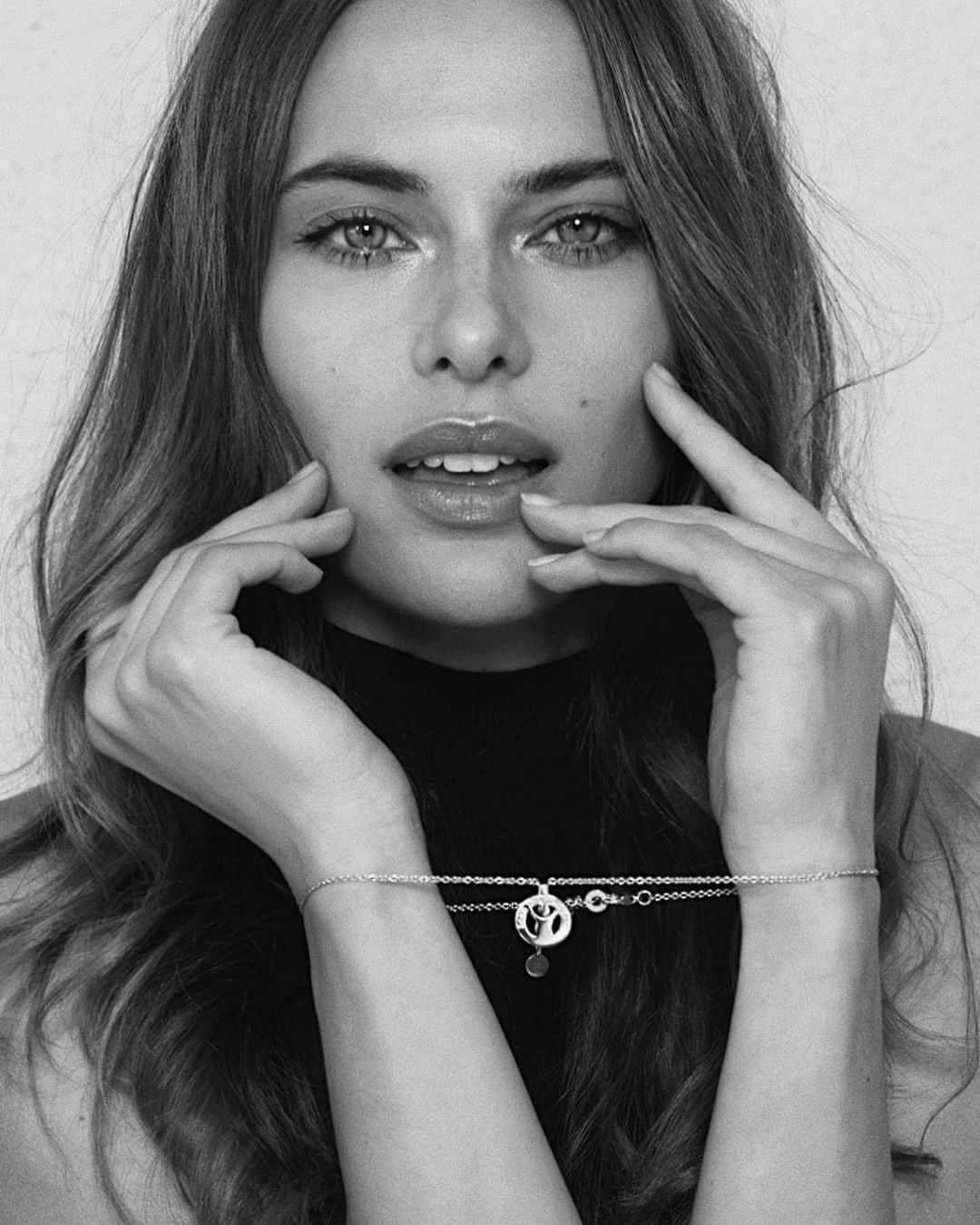 Lana Zakocelaのインスタグラム：「I’m Joining @bulgari on this #givingtuesday to support SAVE THE CHILDREN organisation ! @savethechildren link in bio」