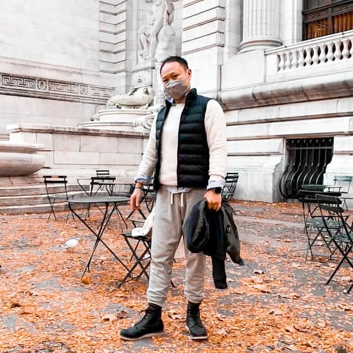 MUJI USAさんのインスタグラム写真 - (MUJI USAInstagram)「Styling an essential for the winter season.  A classic winter essential, the vest is sleek in design and can easily be layered on top of knits or under jackets. Featuring 750 fill power down, it’s the perfect addition to any #OOTD in keeping you warm.  This year, we asked our MUJI staff to show off how they would style the Lightweight Down Vests - here are our top staff picks! We’d love to see how you style yours: tag us @mujiusa and #MUJIbyYou.  #muji #mujiusa #lightdown #20aw」12月2日 8時07分 - mujiusa