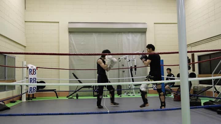 Shinsuke Inoueのインスタグラム：「You may be taught that stepping diagonally forward is the first step to kick. But scarcely think why, especially beginners. One of the major purposes to do so is gaining jumping power at the knees. So, you can kick properly even you are stepping back, as long as your knees receive your weight well.  #kickboxing」