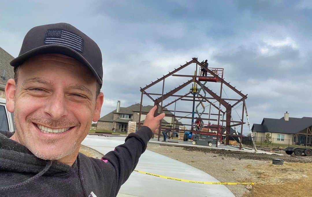 スティーブのインスタグラム：「Building my new shop project is now live on my YouTube channel and the time lapses are incredible. Must see. Link in  bio!! マイガレージ、マイ秘密基地はどんどんできてきています！アメリカの工事現場の様子は日本と全然違うので見る価値あります！！ YouTube をご覧ください」