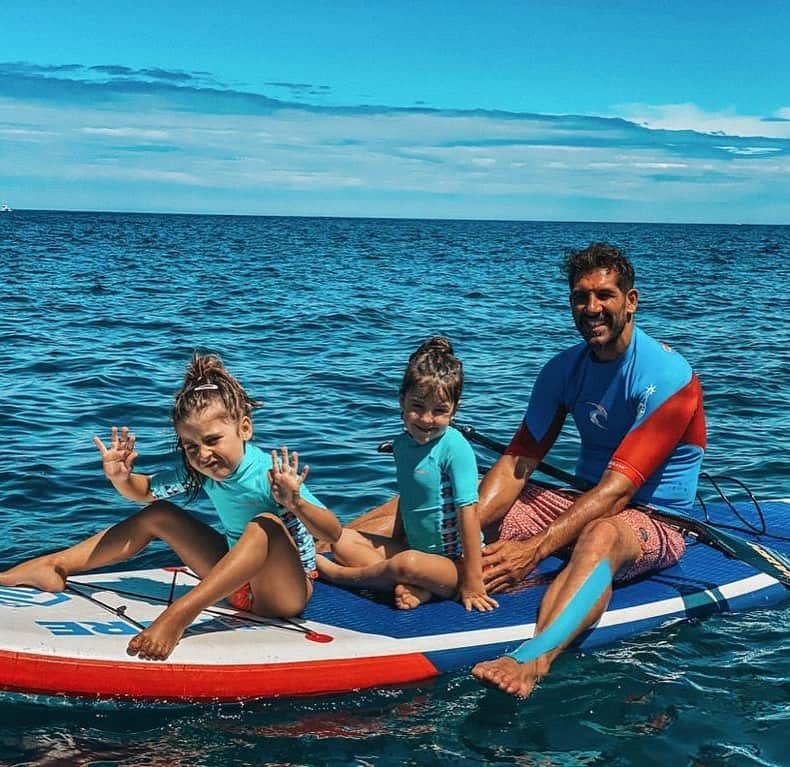 ゴルカ・イライソス・モレノのインスタグラム：「En la vida todo llega, todo pasa y todo cambia. Así que cuando el frío pase, y momentos como este lleguen, los disfrutaremos al máximo antes de que cambien. #momentosunicos #familia #family #sea #mar #sup」