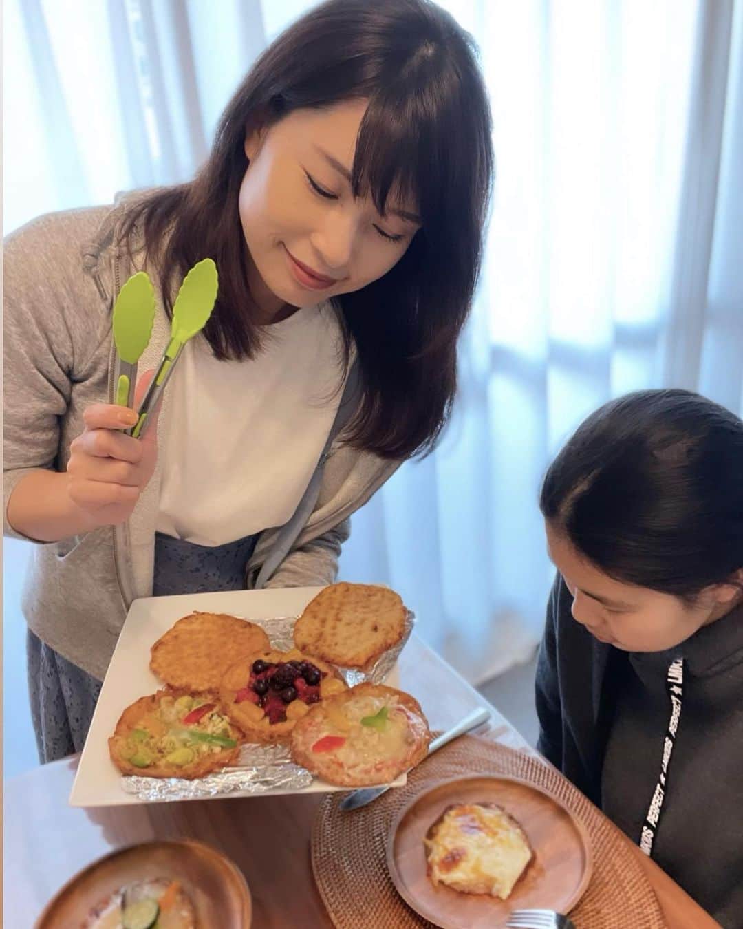 三佐和あやのインスタグラム：「カリフラワーと米粉でできた グルテンフリーの ヘルシーピザをお取り寄せ🍕﻿ @cauliflower__pizza_olive  ﻿ 魔法のレストラン や おはよう朝日 などメディアでも紹介された カロリー控えめで思いっきり食べても “罪なきピザ”で人気なんです〜✨﻿ ヘビーな味じゃなく、バランスの良い整った味わいです！﻿ ﻿ 冷凍でおうちに届くので トースターで温めるだけだから、朝ごはんや 休日ランチに 便利✨﻿ ﻿ プレーン生地がセットになっているので、 何を乗せても アレンジできます✨﻿ 私のおすすめは キムチ＋ソーセージ＋チーズ﻿😍 ▶︎最後のお写真のピザです〜 みてみてね✨﻿ ﻿ ヘルシーで美味しいって体に嬉しいですよね✨﻿ ﻿ 我が家みたいに通販で買うほかに﻿ ポップアップストアで ɢᴇᴛ する方法もありますよ。﻿ ﻿ 11/30〜12月13日まで難波マルイの1Fで﻿ 催事販売を開催中▶︎▶︎▶︎﻿ 立ち寄ってみてね 🚶‍♀️﻿ ﻿  #pr #japanesefood #instagood #幸せの食卓部 #おうちごはんlover #朝食 #手料理 #マカロニメイト #いただきます #ごちそうさまでした #おいしい #料理 #タベリー #わたしのおいしい写真 #フーディーテーブル #クッキングラム #デリスタグラマー #丁寧な暮らし #便利グッズ  #コロナに負けるな #暮らしを楽しむ #暮らし #赤ちゃんのいる生活 #赤ちゃんのいる暮らし   　﻿ *+________________+*﻿ ☑︎Check ❣️﻿ @cauliflower__pizza_olive  #カリフラピザ ﻿ ﻿ 通販サイト﻿ https://califlapizza.stores.jp/﻿ ﻿」