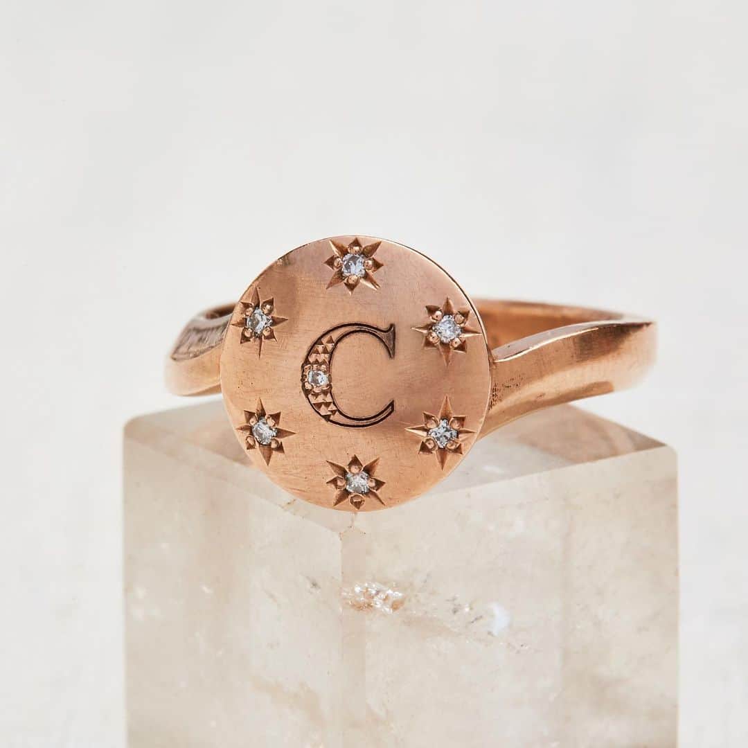 キャサリン ミッシェルさんのインスタグラム写真 - (キャサリン ミッシェルInstagram)「The Salome Ring. Custom prefer with initial and star set diamonds. Rose or yellow gold . Looks lovely as a pinky ring 🌸#finecustomjewelry #jewelry #ring #showmeyourrings #artisan #artist #rosegold #diamonds #bague #wedding #present #cadeau #luxury」12月2日 8時11分 - catherinemichiels
