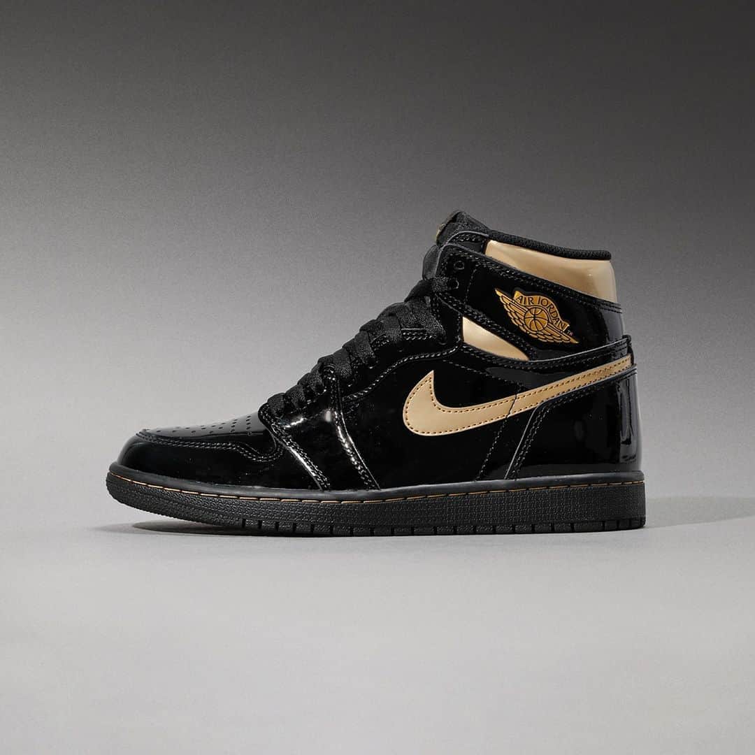 Flight Clubさんのインスタグラム写真 - (Flight ClubInstagram)「Inspired by the Air Jordan 1 Mid from 2003, the Air Jordan 1 High 'Black Metallic Gold' comes engulfed in patent leather and balanced with metallic gold accents of the Swoosh, Wings logo and collar.」12月2日 8時15分 - flightclub