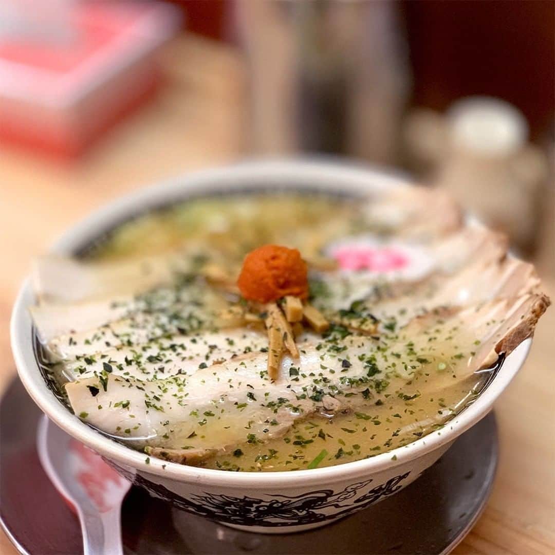 新横浜ラーメン博物館(ramen museum)さんのインスタグラム写真 - (新横浜ラーメン博物館(ramen museum)Instagram)「はみ出る旨さ😆 龍上海本店のチャーシューメン🍜は丼からチャーシューがはみ出しています🍖 スープに浸して食べるとたまりません😋  Miso Chashu Ramen at RyuShanghai🍜   #ラーメン #ラーメン部 #ラーメン倶楽部 #ラーメンインスタグラム #ラーメンインスタグラマー #ラー写 #ラー活 #麺スタグラム #麺活 #ラーメンパトルール #フードポルノ #麺スタグラマー #ラーメン博物館 #ラー博  #龍上海 #龍上海本店 #ryushanghai #misoramen #ramen #ramenmuseum #ramenlover #ramennoodles #ramenlife #ramenjapan #foodporn #foodie」12月2日 8時15分 - ramenmuseum