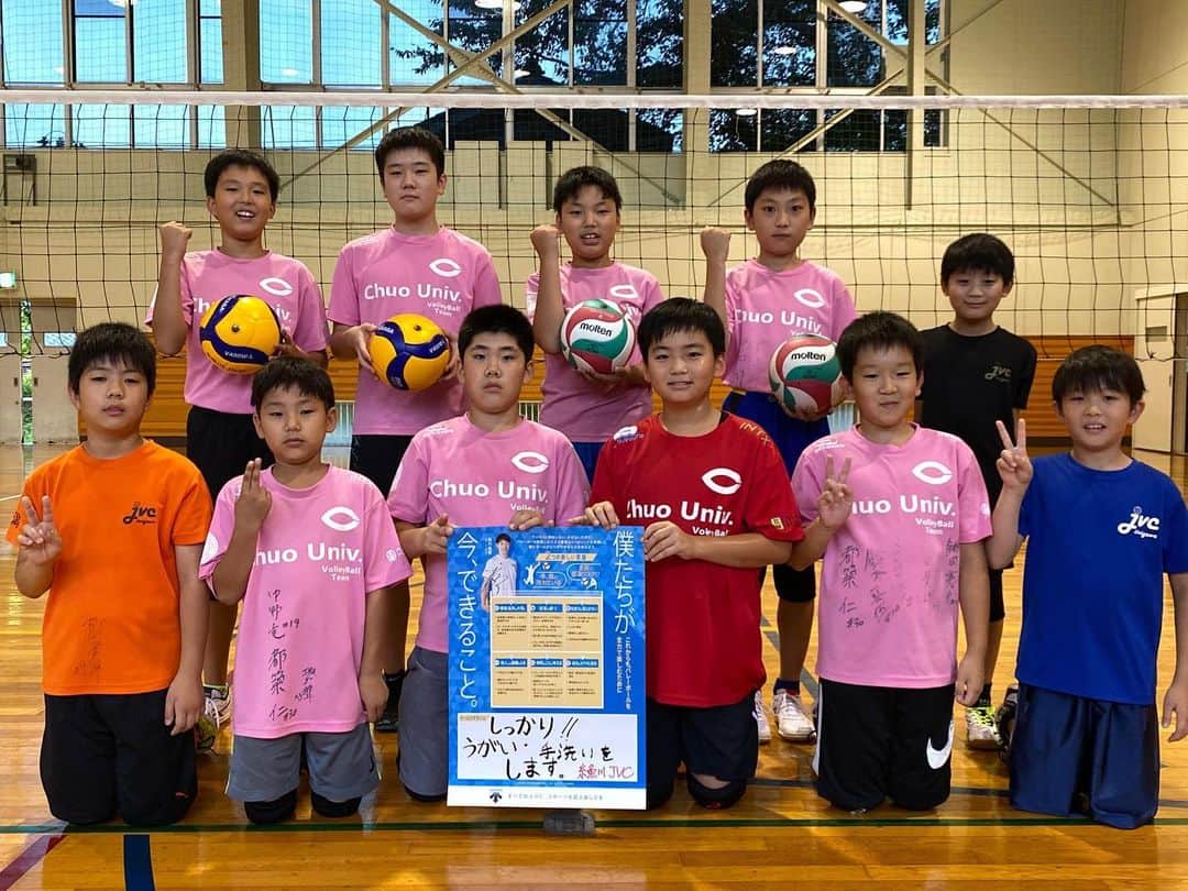 石川祐希のインスタグラム：「. .   いつもたくさんの応援をありがとうございます。 今日から12月になりました。日本もイタリアも、再び新型コロナウイルスの感染が拡大しています。 8月に発表させていただいた感染予防のガイブックをたくさんの方が見てくださり、とても嬉しく思っています。チームに向けたポスターにも、たくさんの応募をいただきました。 今日から、このポスターを活用してチームで感染予防に取り組んでいる様子を、少しずつ紹介していきたいと思います(^^) また少しずつバレーボールができるようになってきたからこそ、みんなのアイディアを共有して、感染予防を徹底しよう👍そして、これからも健康に安全にバレーボールを楽しもう！😁  今日ご紹介するのは、新潟県の小学生チーム「糸魚川ＪＶＣ」です。6年生4人がポスターに書いて、体育館に貼ってくれているそうです😌うがい、手洗いをしっかりして、強くなってください💪  【特設サイトはこちら】 https://www.goodonyou.tokyo/imadekirukoto/  #imadekirukoto  #神戸大学医学部附属病院  #descente  #デサント」