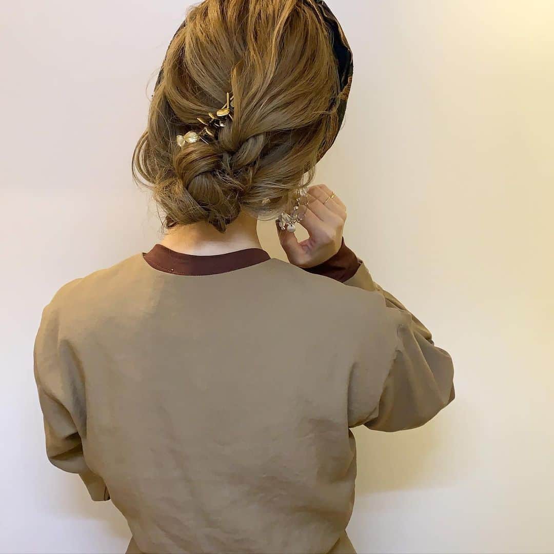YU-U（工藤由布）さんのインスタグラム写真 - (YU-U（工藤由布）Instagram)「2020,12,02のアレンジ ターバンアレンジ🙌🏻 今日はハチ上ロープ編み数回しておいて残りの髪と三つ編み→ロールアップのお団子だよ☝🏻 #三つ編みロールアッププロセス の一番最初の動画(ここまで長くないけどやり方は同じだよ🤍) makeはまるっと @uneven_jp で🤎 ターバン… @_.irodori._  コーム… @nood.aoi ピアス… @cilsoie  ・・・ #ヘアアレンジ #ミディアムアレンジ #ロングアレンジ  #uロングアレンジ #hairarrange #hairstyle #tcbsnap #ターバンアレンジ #noodaccessory #cilsoie #三つ編みロールアップ」12月2日 8時23分 - nyan22u22nyan