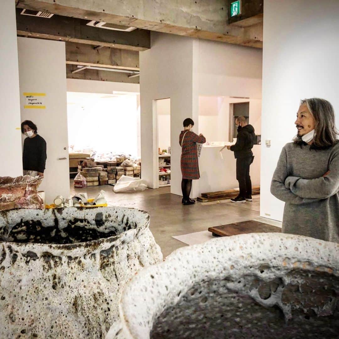 村上隆さんのインスタグラム写真 - (村上隆Instagram)「12月4日からカイカイキキギャラリーでは、陶芸家上田勇児さん　@yuji____ueda の展覧会がはじまります。 展示の具合を見てきましたが、ココ2年間の精進の成果が出ている作品が沢山あって、フロンティアを突き進む勇気に脱帽してます。 で、そんな彼の製作を取り巻くちょっとした事件に思うところあって記事を書いてみます。  この展覧会の前に、彼は窯を作り替えました。彼の窯の所在地は親族が保有する山の中腹にある小さな沼地で、柵があるわけでもなく、無防備にもポツンとその窯は更地の真ん中に存在してます。 かつては田んぼであったその場所に土を盛って窯を作っている。古い窯の時は盛り土をしっかりしていなかった為に、地面より水が染み出してきて、超高温になった釜の中で水蒸気が爆発して、厚み3mmほどの鉄板が上田さんの胸元に吹っ飛んできて、肋骨を数本折ったりしたことがありました。良くも運良く生き残ったもんです。 それでも彼の頭の中ではその窯の在り方が彼の求める釉薬の溶けかた、出来上がり迄の道筋を示していると信じた為に暫く使っていたけれども、今年に入って思うところあって、窯を作り替えることにしたそうです。 主に燃費が悪過ぎたからとの事。 自分なりの図面を書いて、無い金叩いてレンガを買って、新造して完成。 自分が計算したよりもひとまわり小さくできてしまった。レンガが随分無くなってる！と。 そして気がつくと、自分が描いた窯の図面がファイルの中から一枚だけ無くなっていた！！ もしかすると誰かが持ち逃げしたのだろうか？ しかし、上田さんは発達障害の認定を受けており、言語のコミュニケーションに問題が多い、数字への理解に乏しい、と言う診断が出ているので、本人の思い込みによる勘違いかもしれないです。でも。もしかすると本当に持ち逃げされたのかもしれない。その辺は客観的には正誤の判断が出来かねる。 でも、ここ数年の上田勇児さんの在り方は、現代美術の文脈で陶芸を発表し、作品が日本の陶芸ファンでは無く、日本国外のコレクターに、買われたと知られるや否や、上田さんのスタイルに似た、作品が頻発してきています。 彼の作風は、信楽ではユニーク過ぎて、彼の前に彼のスタイルのような作家は居なかったと言えるので、彼のオリジナリティはお墨付きかと思います。しかし、ここ数年、彼の模倣が増えてると思うのです。僕は模倣の在り方があからさまなので、上田さんを取り巻く陶芸会の有識人にクレームを言うと、そう言う模倣の伝播こそが「産地」つまり陶芸の土地土地のスタイルになっていくと言う歴史もあるわけだし、悪では無いよ、と、模倣を容認する姿勢を説明されて、考え方の違いに驚きました。 オリジナリティを作り上げるまでにどれだけ沢山の苦渋の失敗（肋骨を折ったり）の辛酸を舐めたのかを考えると、釉薬のレシピや窯のあり方を模倣されてパッと作られてしまう模倣の流れが僕は許せない！と思うのです。 しかし芸術家は往々にしてキチガイと天才は紙一重と言われ、現に上田さんは医者で発達障害を認定されていたりして、そう言うキャラクター故に、常識人からは少し馬鹿にされて取り合ってもらえないことが多かったりして。 僕も発達障害的なところがあるから、ひどく同情するのだが、兎に角、そんな苦労の真っ只中での新規の窯が予定よりもひとまわり小さく完成し、図面も無くなったのだが、まぁ、新作はどんどん完成して、展覧会が行われる迄に漕ぎ着けました。昨日そんな話を作家から聞いて憤激したのでココに書きましたが、上田くんの勘違いで、盗まれていないのかもしれないし、陶芸における産地とは識者の言うとうりで、模倣されて拡散されて利益をシェアする考え方が正義なのかもしれないし、正直、陶芸を取り巻く世界観はミステリーに満ちています。😭」12月2日 8時20分 - takashipom