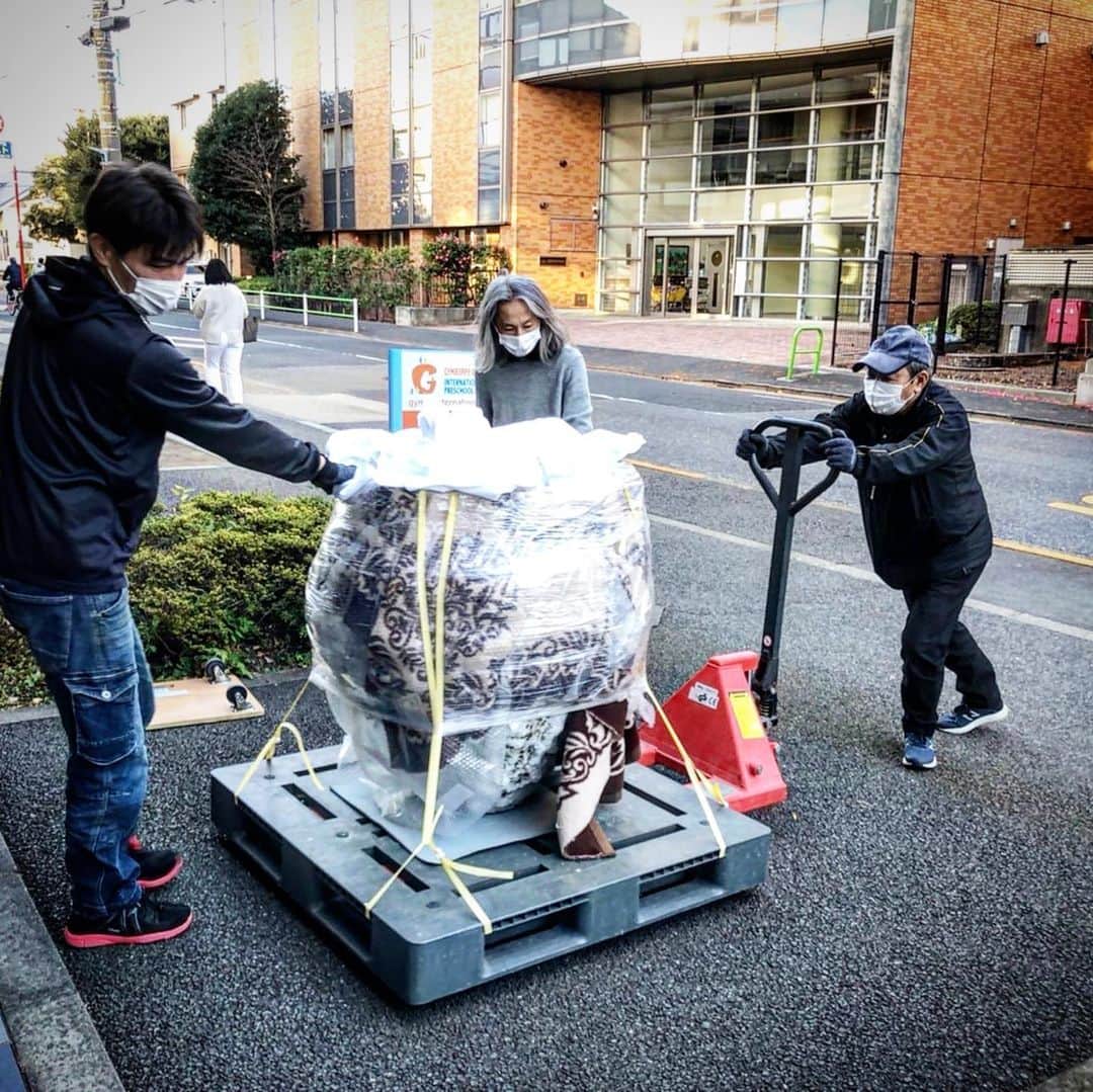 村上隆さんのインスタグラム写真 - (村上隆Instagram)「12月4日からカイカイキキギャラリーでは、陶芸家上田勇児さん　@yuji____ueda の展覧会がはじまります。 展示の具合を見てきましたが、ココ2年間の精進の成果が出ている作品が沢山あって、フロンティアを突き進む勇気に脱帽してます。 で、そんな彼の製作を取り巻くちょっとした事件に思うところあって記事を書いてみます。  この展覧会の前に、彼は窯を作り替えました。彼の窯の所在地は親族が保有する山の中腹にある小さな沼地で、柵があるわけでもなく、無防備にもポツンとその窯は更地の真ん中に存在してます。 かつては田んぼであったその場所に土を盛って窯を作っている。古い窯の時は盛り土をしっかりしていなかった為に、地面より水が染み出してきて、超高温になった釜の中で水蒸気が爆発して、厚み3mmほどの鉄板が上田さんの胸元に吹っ飛んできて、肋骨を数本折ったりしたことがありました。良くも運良く生き残ったもんです。 それでも彼の頭の中ではその窯の在り方が彼の求める釉薬の溶けかた、出来上がり迄の道筋を示していると信じた為に暫く使っていたけれども、今年に入って思うところあって、窯を作り替えることにしたそうです。 主に燃費が悪過ぎたからとの事。 自分なりの図面を書いて、無い金叩いてレンガを買って、新造して完成。 自分が計算したよりもひとまわり小さくできてしまった。レンガが随分無くなってる！と。 そして気がつくと、自分が描いた窯の図面がファイルの中から一枚だけ無くなっていた！！ もしかすると誰かが持ち逃げしたのだろうか？ しかし、上田さんは発達障害の認定を受けており、言語のコミュニケーションに問題が多い、数字への理解に乏しい、と言う診断が出ているので、本人の思い込みによる勘違いかもしれないです。でも。もしかすると本当に持ち逃げされたのかもしれない。その辺は客観的には正誤の判断が出来かねる。 でも、ここ数年の上田勇児さんの在り方は、現代美術の文脈で陶芸を発表し、作品が日本の陶芸ファンでは無く、日本国外のコレクターに、買われたと知られるや否や、上田さんのスタイルに似た、作品が頻発してきています。 彼の作風は、信楽ではユニーク過ぎて、彼の前に彼のスタイルのような作家は居なかったと言えるので、彼のオリジナリティはお墨付きかと思います。しかし、ここ数年、彼の模倣が増えてると思うのです。僕は模倣の在り方があからさまなので、上田さんを取り巻く陶芸会の有識人にクレームを言うと、そう言う模倣の伝播こそが「産地」つまり陶芸の土地土地のスタイルになっていくと言う歴史もあるわけだし、悪では無いよ、と、模倣を容認する姿勢を説明されて、考え方の違いに驚きました。 オリジナリティを作り上げるまでにどれだけ沢山の苦渋の失敗（肋骨を折ったり）の辛酸を舐めたのかを考えると、釉薬のレシピや窯のあり方を模倣されてパッと作られてしまう模倣の流れが僕は許せない！と思うのです。 しかし芸術家は往々にしてキチガイと天才は紙一重と言われ、現に上田さんは医者で発達障害を認定されていたりして、そう言うキャラクター故に、常識人からは少し馬鹿にされて取り合ってもらえないことが多かったりして。 僕も発達障害的なところがあるから、ひどく同情するのだが、兎に角、そんな苦労の真っ只中での新規の窯が予定よりもひとまわり小さく完成し、図面も無くなったのだが、まぁ、新作はどんどん完成して、展覧会が行われる迄に漕ぎ着けました。昨日そんな話を作家から聞いて憤激したのでココに書きましたが、上田くんの勘違いで、盗まれていないのかもしれないし、陶芸における産地とは識者の言うとうりで、模倣されて拡散されて利益をシェアする考え方が正義なのかもしれないし、正直、陶芸を取り巻く世界観はミステリーに満ちています。😭」12月2日 8時20分 - takashipom