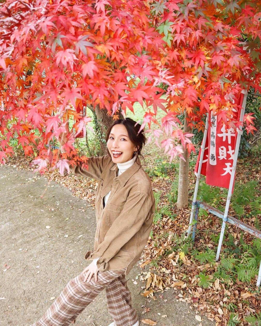 minsayuさんのインスタグラム写真 - (minsayuInstagram)「* やー！！ちびっこ探検隊ふぉと🍁🌾 紅葉に雲隠れコーデ🍁 コーデュロイジャケット @uniqlo （メンズ） タートル @uniqlo  チェックパンツ　@gu_for_all_   インスタまたなんか変わった…」12月2日 8時20分 - minsayu