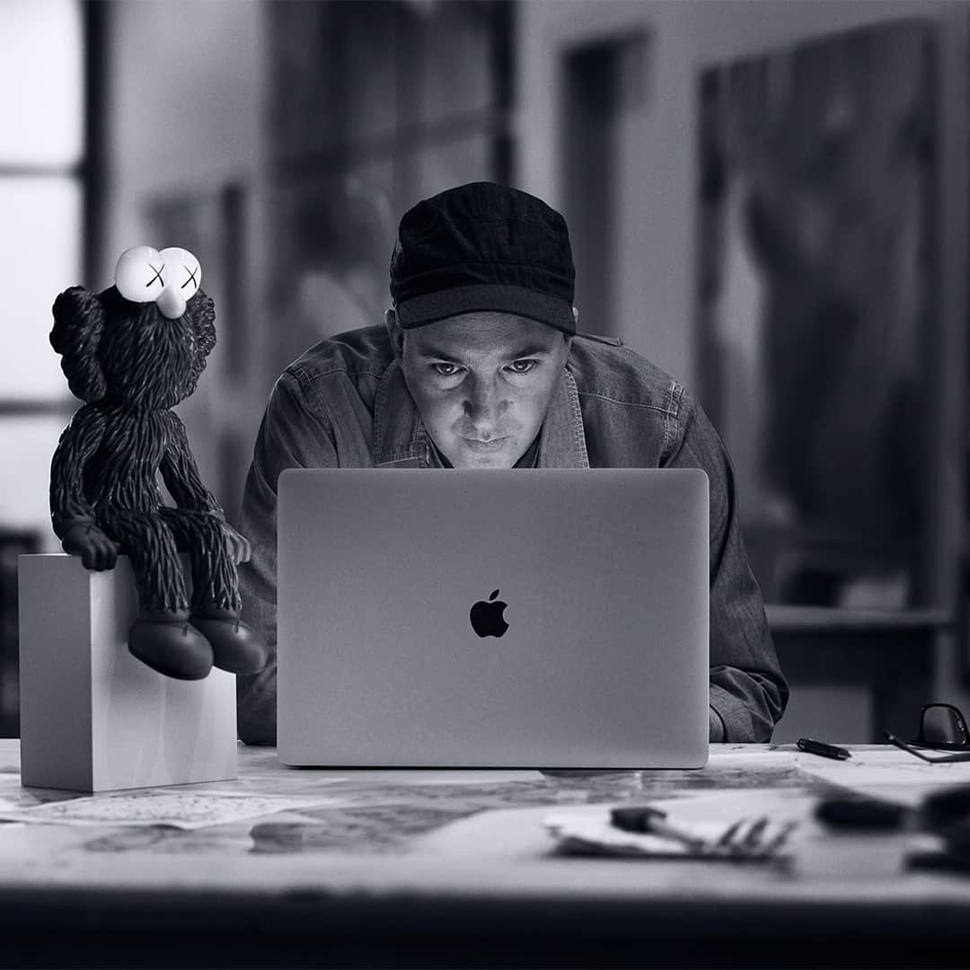 HYPEBEASTさんのインスタグラム写真 - (HYPEBEASTInstagram)「@hypebeastart: 2020 was a struggle for all, with social distancing and quarantines dictating how we spend our time at work or with loved ones. For @kaws it was no exception, as the artist found the difficulties of the year as well. Check out our exclusive interview with the artist via link in bio.⁠ Photo: @apple」12月2日 8時25分 - hypebeast