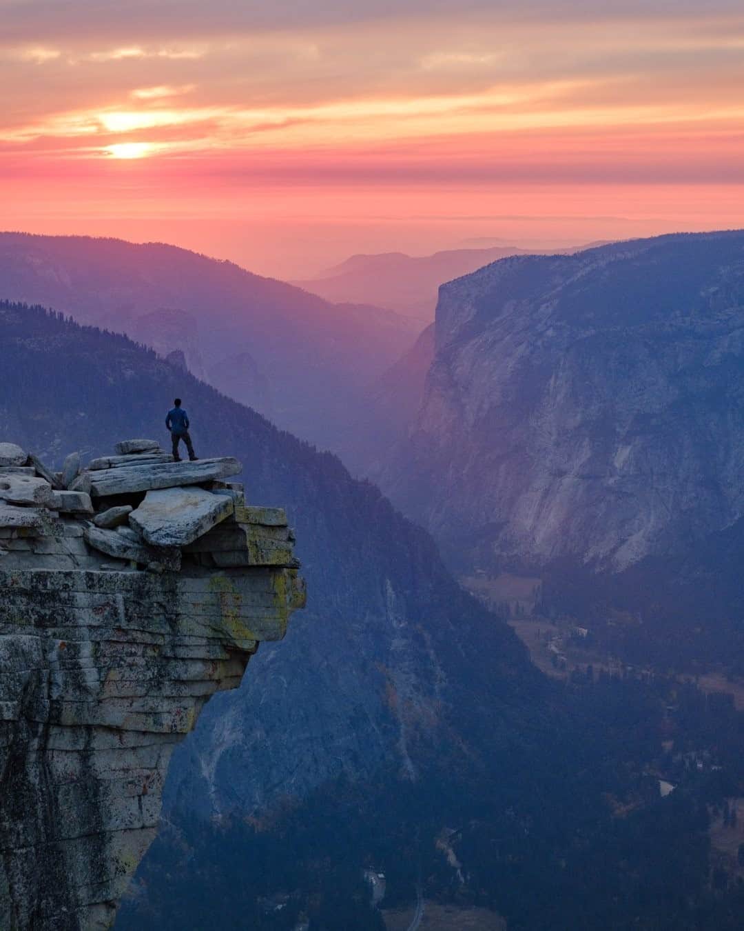 National Geographic Travelさんのインスタグラム写真 - (National Geographic TravelInstagram)「Photo by @KristaRossow / A few months ago I hiked to the top of Half Dome in Yosemite National Park to watch the sunset descend over the valley. This challenging hike begins on the valley floor and covers 4,800 feet (1,463 meters) of elevation. The views were worth every aching muscle the next day. For more images from around the world, follow @KristaRossow. #California #Yosemite #HalfDome #sunset」12月2日 8時35分 - natgeotravel