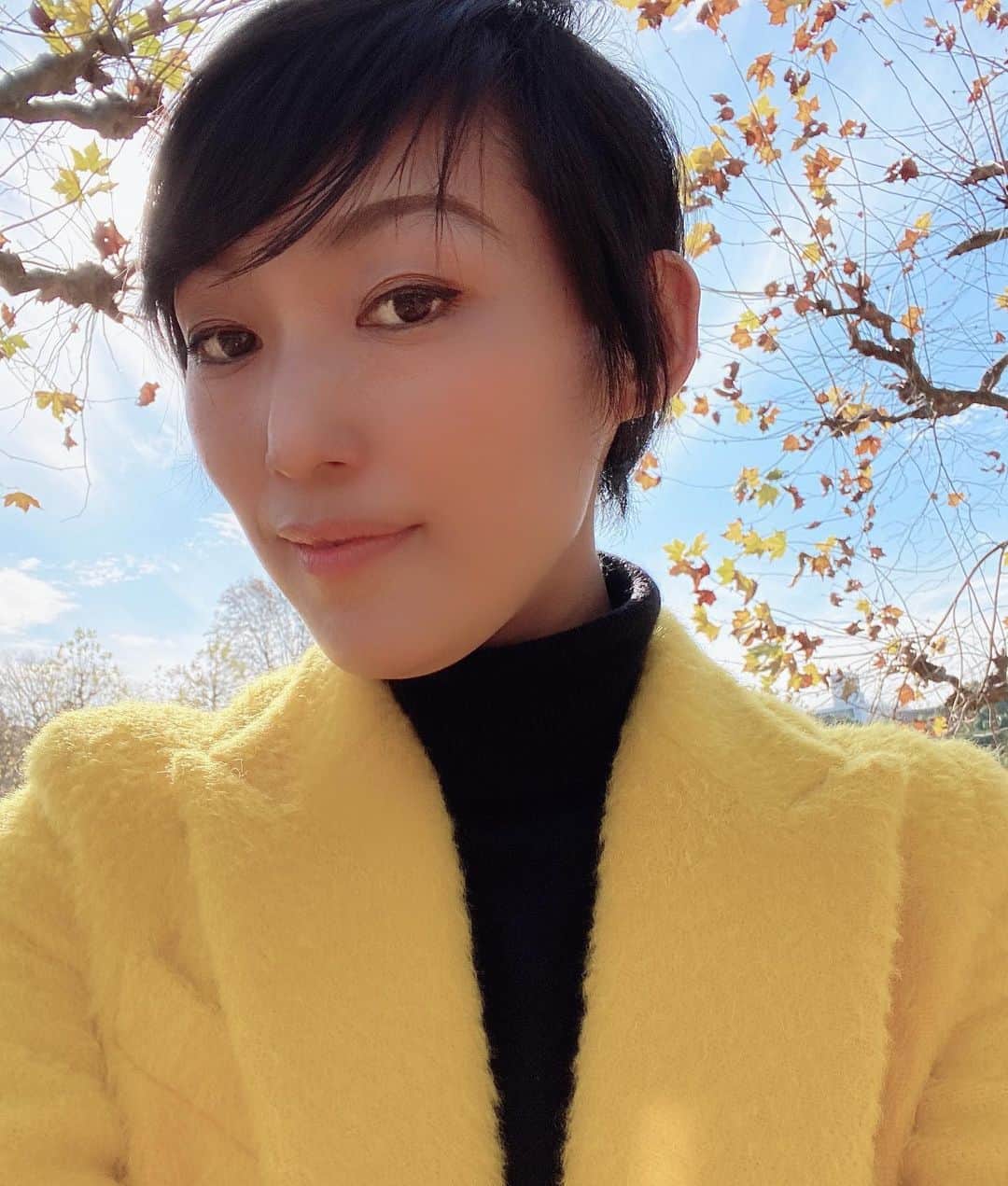 のインスタグラム：「おはようございます😊  先日誕生日を迎えたのですがー、１年前は結婚式だったなと思い返しつつ、毎年仲間が欠かさずお祝いをしてくれていたことも思い出しつつ。今年は集まりはしないで、旦那さんとすごしました。随分と変わってしまった毎日に考えさせられることや課題も日々ありますが、誕生日だし、こんな日だけは、いつもよりも少し幸せな気持ちでいたいと思い、楽しくすごしました✨  そして、今年もBDを記念として、お知らせです。ご縁がありまして、2月5日から11日富士フォトギャラリー銀座にて写真展を開催します。写真の仕事を長年やってきて、#PASSPORTBOOK 他、グループ展やタレントさん達の写真展に展示させていただいたことはありますが、自らはほぼやってこなかったので、個展というのは、おそらく約２０年ぶりです！！笑。  それぞれのライフステージにおける記念日をテーマに、これまでの写真と、撮りおろし写真と。そして、昨年私たちの記念として行ったアイスランドの景色の写真の２本立て。まだ先ですが、ぜひ予定を空けておいていただけますと嬉しいです。また、この状況下でこれない方もおられると思いますので、サイトで何かしらの形でご覧いただけるように、日々の活動を知っていただけるように、FLAGというサイトをはじめました。https://chiakioshima.flag.gg/　ここでは、写真を身近に感じていただく為のブログや情報から、写真の購入もできます。日本ではなかなか写真を買うという文化がないですが、お家で過ごす時間が長くなった今だからこそ、より写真を気楽に楽しんでいただけたらと思います。日々情報、写真など更新していきますので、是非ご覧ください。手探りしながらすすめている最中ですが、応援いただけると嬉しいです。また、もう１つお知らせがありますが、長くなるので改めて⭐️  みなさん、これからもよろしくお願いします😊  ※写真は先日の @bottega_martinese_jp のコートです✨  #写真 #photo #flag #bottegamartinese #コート #BD #誕生日 #写真展 #撮影 #富士フォトギャラリー銀座 #記念写真　#アイスランド」