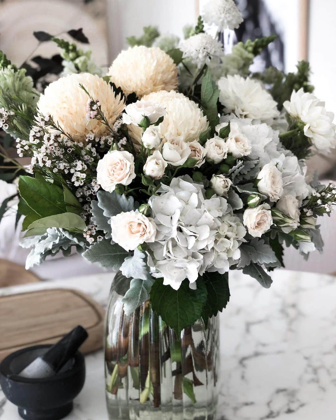 サマンサウィルスのインスタグラム：「Beautiful birthday blooms 🤍🥀x」