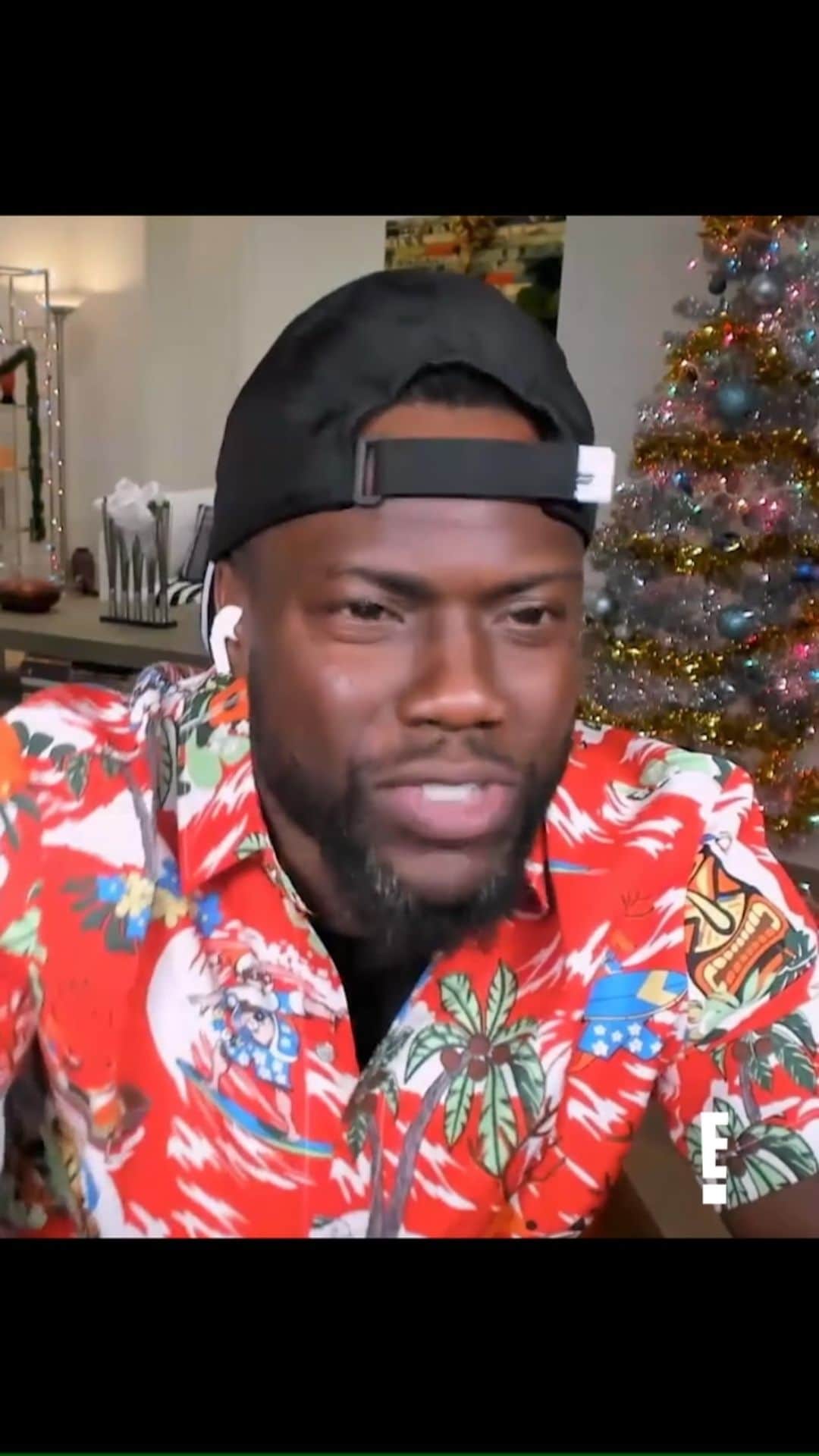 のインスタグラム：「Let the holiday fun begin! 🎄 #CelebrityGameFace with @kevinhart4real returns with a special holiday episode tonight at 10/9c on @eentertainment @iamalesharenee @semchale @joelmchale @mikethemiz @marysemizanin」