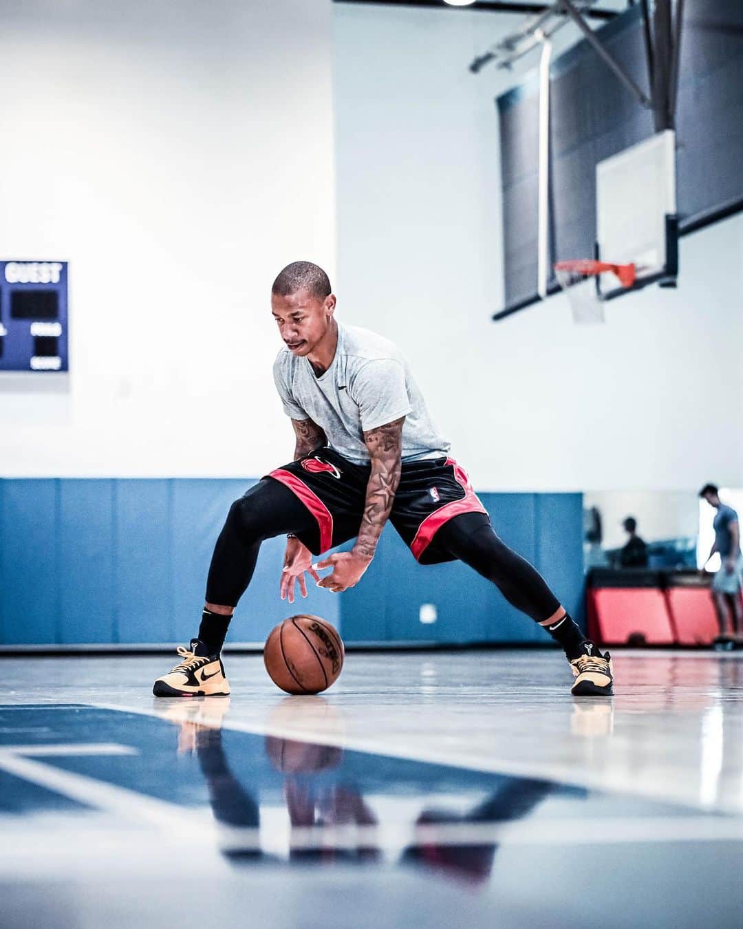 アイザイア・トーマスのインスタグラム：「“I never fold under mental pressure I get better, ain't no code to y'all misconception” 🏁」