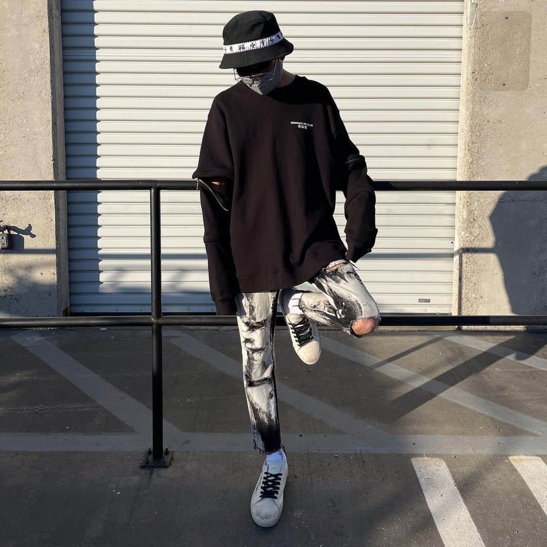 2nd STREET USAさんのインスタグラム写真 - (2nd STREET USAInstagram)「New Arrivals Available Online or at our Costa Mesa Location!  _ Midnight Studios Crewneck Size: XXL $129  Saint Laurent D02 Jeans Size: 27 $199  Saint Laurent Court Sneakers Size: 43.5 $359 - #2ndstreetusa #saintlaurent #midnightstudios #awge」12月2日 8時53分 - 2ndstreetusa