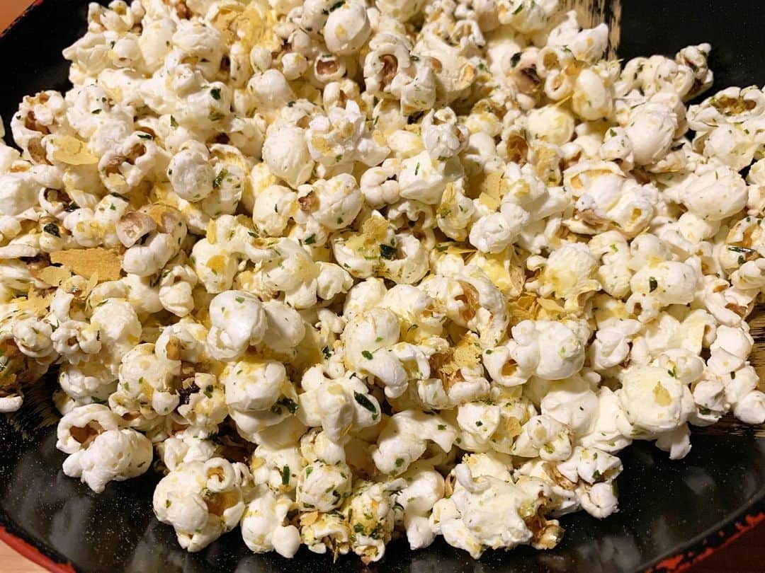 Monday満ちるさんのインスタグラム写真 - (Monday満ちるInstagram)「Little midday snack: freshly popped organic popcorn with mixture of olive oil and truffle butter, nutritional yeast and aonori. I might add that this would be pretty good with beer...or sake! #tsumami #umamitsumami #popcorn #snacks」12月2日 8時55分 - mondaymichiru