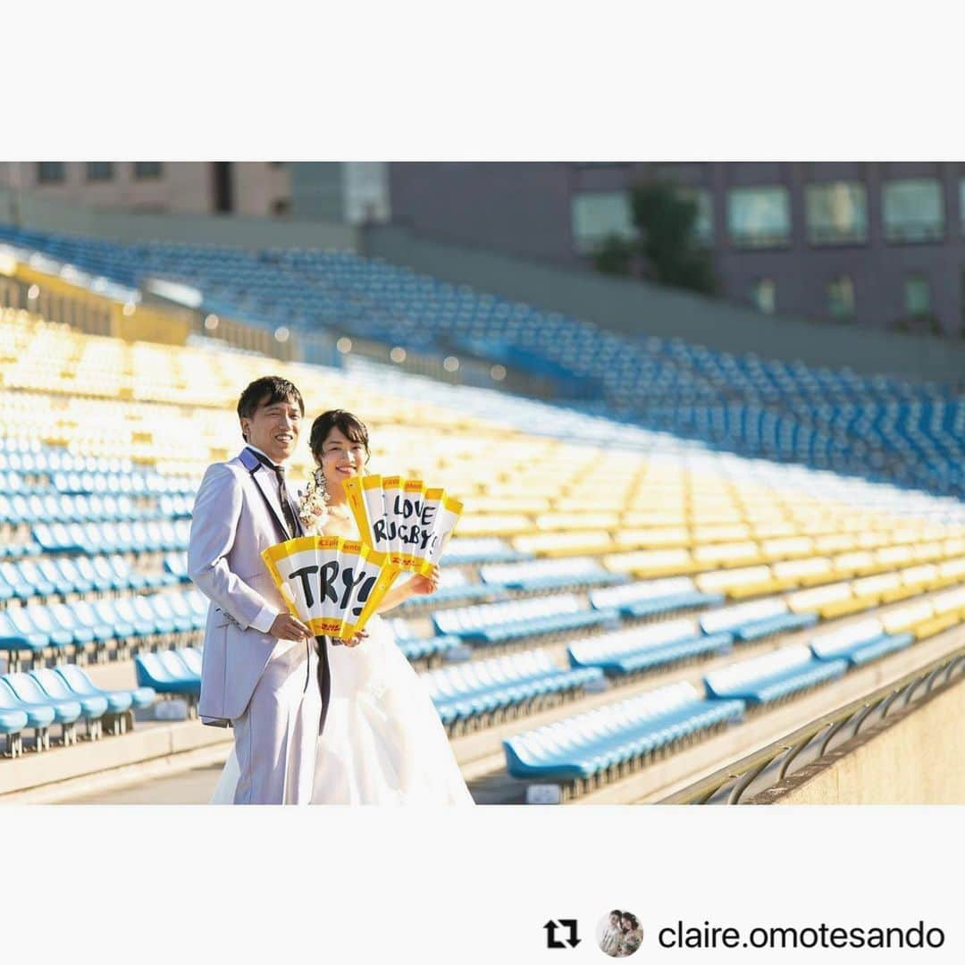 CLAIREさんのインスタグラム写真 - (CLAIREInstagram)「#Repost @claire.omotesando with @make_repost ・・・ _ ラグビー🏉好きのお二人✨ 応援グッズもたくさんお持ち込み頂き、終日笑顔の絶えない撮影となりました♡ スタッフも楽しませて頂きました♪ お二人のご希望のロケーション場所で📷✨  #claire#bridal#wedding#weddingphoto#bridalphoto#結婚式#フォトスタジオ#クレール表参道サロン#表参道サロン#ウェディングフォト#ブライダルフォト#フォトウェディング#ウエコレ#2020秋婚#2020春婚#2020夏婚#2020冬婚#ゼクシィ#プレ花嫁#全国のプレ花嫁さんと繋がりたい#前撮り#後撮り#秩父宮ラグビー場#ラグビー場#ラグビー」12月2日 9時05分 - clairebridalstudio