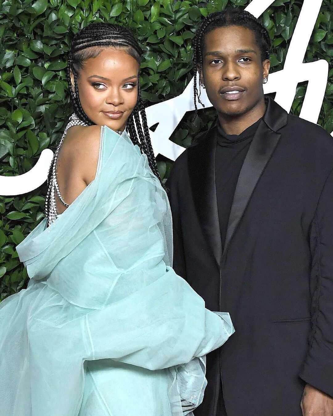 E! Onlineさんのインスタグラム写真 - (E! OnlineInstagram)「Do we spot a new couple or do we just have love on the brain? Link in bio why Rihanna and  A$AP Rocky are sparking serious romance rumors. 🔥 (📷: Getty)」12月2日 9時01分 - enews