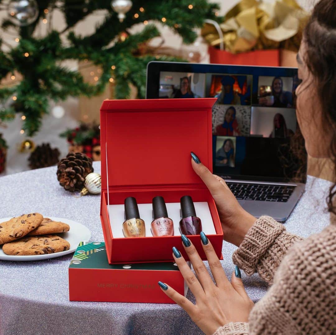 OPIさんのインスタグラム写真 - (OPIInstagram)「The only Zoom meetings we want to attend this holiday season. Can't celebrate the holidays in person? Send a gift from afar without sacrificing personal touch with our @OPI gift sets. Head to our #linkinbio to shop.  Shades: #ThisGoldSleighsMe, #SnowfallingForYou and #LetsTakeAnElfie  #ColorIsTheAnswer #OPIShineBright #OPIObsessed #OPINailLacquer #CustomGift #HoildayGiftInspo #HolidayGift #Holiday2020 #HolidayVibes」12月2日 9時02分 - opi