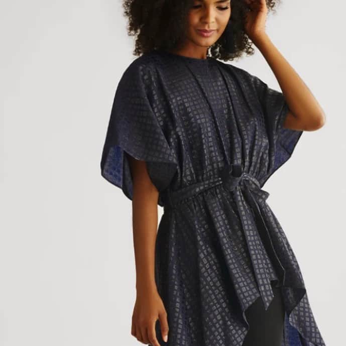 サッチン+バビのインスタグラム：「The Hayden is a high low dolman sleeve blouse, with a hidden elastic waist for an easy fit. Our signature tails at back give the otherwise chic blouse a bit of drama. #sachinandbabi, #elegant, #chic, #celebrate」