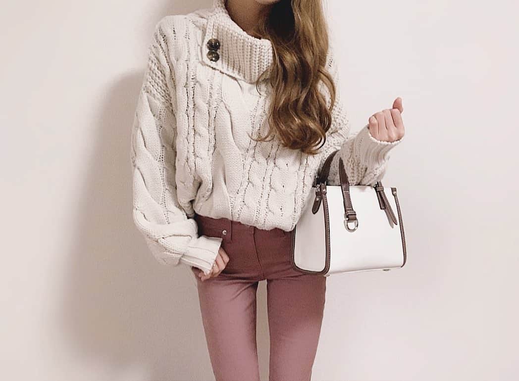 のインスタグラム：「... . DM頂いていたニットはアベイルです♡ . 肉厚で、編み方も可愛いし暖かくてお気に入り♡ これも2300円くらいだったかな(ˊᵕˋ)𓂃𓈒𓏸 他にも買ったのでまた載せますね♡♡♡ . ニットにデニムばっかりになるのが嫌で カラーパンツを買ったけど、くすみカラーが 可愛くてお気に入りでしょっちゅう履いてる♡ . パンツもGUで1490円とか、店頭の方がwebより 安い気がしたけど気のせいなのかしら🤔？？ . グリーンも可愛いから早く載せたい🙈(笑) . . ………………………………(♡)……………………………… .」