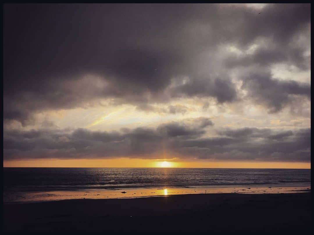 Cory Richardsのインスタグラム：「It's just the sea. In some light, it's beautiful. Viewed differently, it can be massive barrier. To safety. To a better life. To human rights.  It's Giving Tuesday and its a good day to SHARE YOUR HUMANITY. Consider giving the gift of hope. Visit the @sharedhumanityusa store (link in bio) to make purchases or get some holiday gifts in support of humanity. With 100% of proceeds going to refugees stranded in Greece, you are making a difference with every purchase. The seas can be big, but there are ways to reach across them // @sharedhumanityusa is an org that helps support refugee families stranded in Greece. To learn more, or donate visit www.sharedhumanityusa.org」
