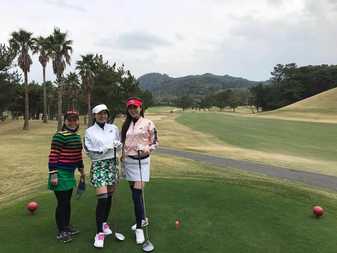 川原由維さんのインスタグラム写真 - (川原由維Instagram)「大人のクラブ活動⛳️  みんなでワイワイコンペしてきました😊  普段は1組のラウンドレッスンだけど、午前午後でメンバー組み替えて、ラウンドレッスン❣️  この日は女子だけのラウンドレッスンだったけど、キャピキャピ楽しかった💕  わかばちゃんまきちゃん、 @wakabasuda_jewelofjapan @90nksm.mk 練習期間開いちゃってて心配だった私だけど、コース回る毎に練習の成果が出てきて、何より楽しい〜‼️って楽しんでくれて良かった👏  ラウンドレッスン初めての ともこさんも、 @sanuiro 楽しんでもらえて、ラウンドレッスンの成果がすぐ出て今までにないパター数に喜んでもらえて良かった😊  みんなでワイワイコンペ皆さんが楽しんでくれてて、私もとっても嬉しかったし、すぐ次回の日程も決まってた😂  色んな年代、色んな形で楽しめるゴルフ、どんどん発信していきたいな😊  #ゴルフ #ゴルフ女子 #ゴルフ男子 #ゴルフコンペ #イベント #ワイワイ楽しい #大人のクラブ活動 #ゴルフ部」12月2日 9時09分 - yui5520