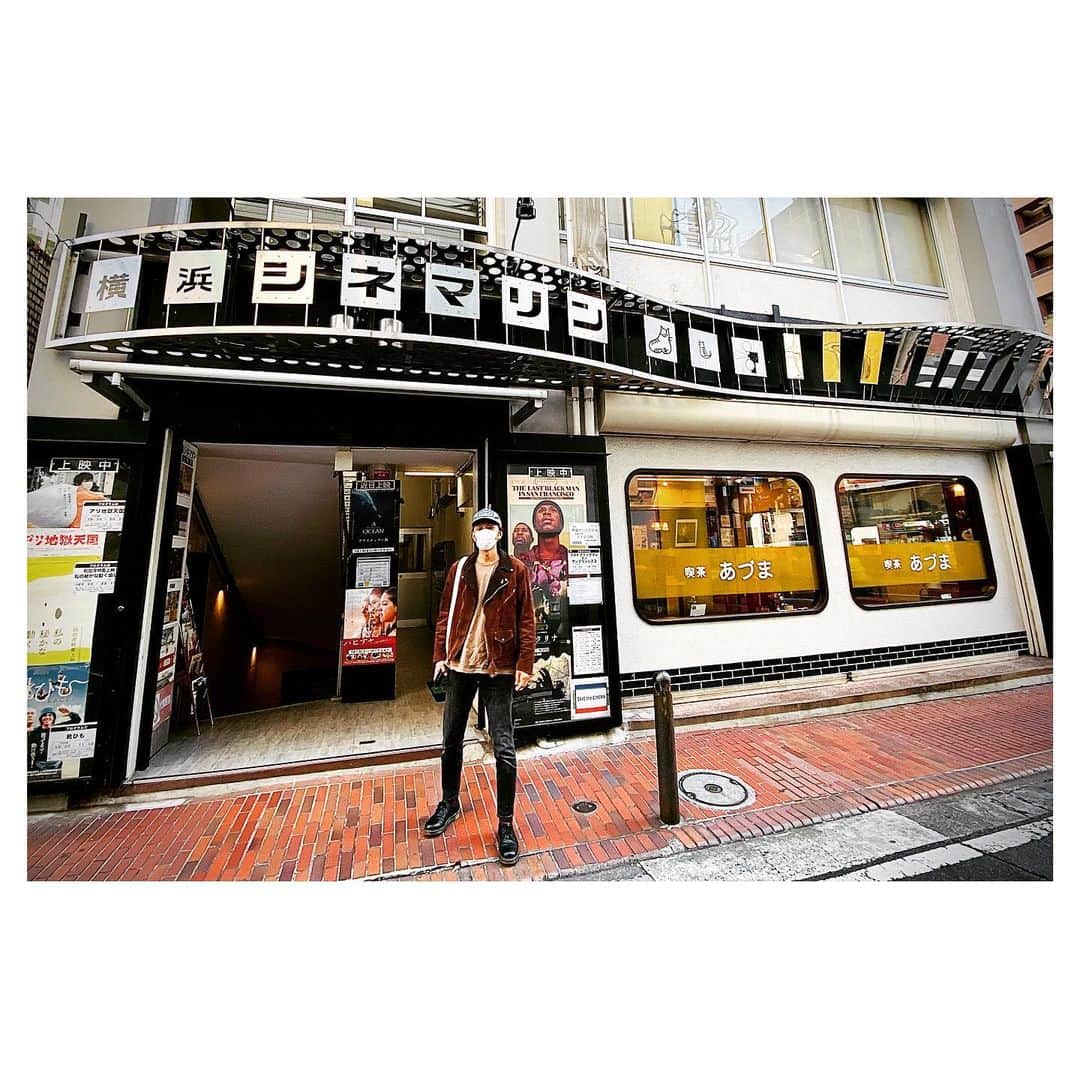 Caravanのインスタグラム：「2020.12.01  横浜は伊勢佐木町の映画館へ。  気になっていた  The last black man in san fransisco  移り行く町への、愛と憎悪。光と影。  表裏一体。全ては一つだと改めて。  観賞後、路地裏散策。  まだ映画の中にいるような錯覚に。  辿りついたのは写真家スージーが話してた  登良屋さん。大満足。  #lastblackmaninsanfrancisco  #登良屋 #横浜伊勢佐木町」