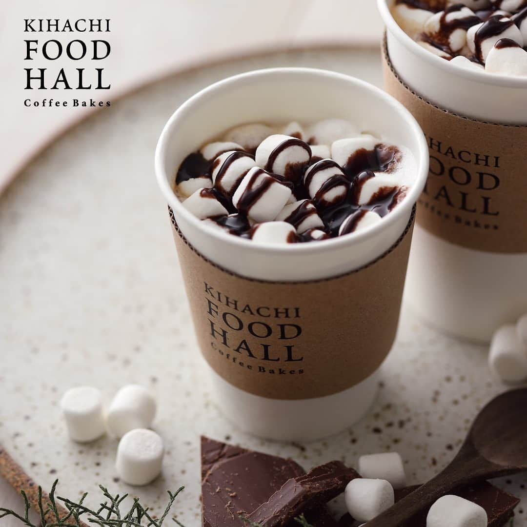 KIHACHI公式Instagramさんのインスタグラム写真 - (KIHACHI公式InstagramInstagram)「【KIHACHI FOOD HALL Coffee Bakes 新宿西口店】 . 冬のデザートドリンク“チョコレート マシュマロ ラテ”が登場！ エスプレッソの香り豊かなカフェラテに、マシュマロとチョコレートソースをあわせました。とろ〜り溶けていくマシュマロの食感、チョコレートのビターな甘さが冬にぴったりの味わいです。 ※2020年12月1日（火）～2021年2月28日（日）までの期間限定 . . 店舗名：KIHACHI FOOD HALL Coffee Bakes 新宿西口店（キハチフードホール コーヒーベイクス 新宿西口店） . 住所：新宿区西新宿1-1-3　小田急新宿駅西口地下構内 . 営業時間（12/1時点）：平日7:30～20:00、土日祝9:00～20:00 （To Go 専門／店内飲食スペースなし） . キハチではお客様とスタッフの健康と安全を考慮し、また働くスタッフが安心して働けるよう、新型コロナウィルス感染拡大防止取り組みを実施しております。 詳細はプロフィールのリンク( @kihachi_official )からキハチブランドサイトをご覧ください。 . . #KIHACHIFOODHALL #KIHACHIFOODHALLCoffeeBakes  #キハチフードホール #キハチフードホールコーヒーベイクス  #キハチ #パティスリーキハチ #KIHACHI #patisserieKIHACHI  #新宿西口 #コーヒースタンド #ドリップコーヒー #カフェラテ #バナナジュース #パウンドケーキ #スコーン #8のつく日はキハチの日 #チョコレートマシュマロラテ」12月2日 9時10分 - kihachi_official