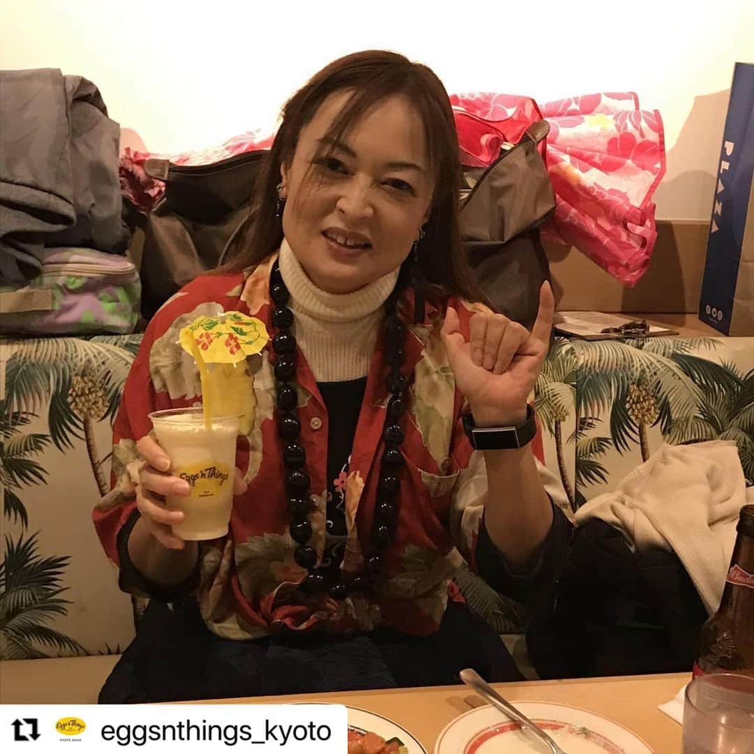 EGGS ’N THINGS JAPANのインスタグラム：「#Repost @eggsnthings_kyoto   ご来店ありがとうございます😊また「 #アロハでエッグスン 」を楽しんで頂けて嬉しいです☺️💕  また、機会があればEggs 'n Thingsでハワイを感じながらお過ごしくださいませ🌺🌴  -----------  🌴ALOHA🌴  「エドナ」様、この度はご来店ありがとうございました！🤙  アロハシャツを来てご来店くださいました！！ ハワイの雰囲気が私達も感じられてハウオリでした😀❤  営業時間やご予約についてはプロフィールをご覧ください。 変更があれば随時更新していきます。  🌺MAHALO🌺」