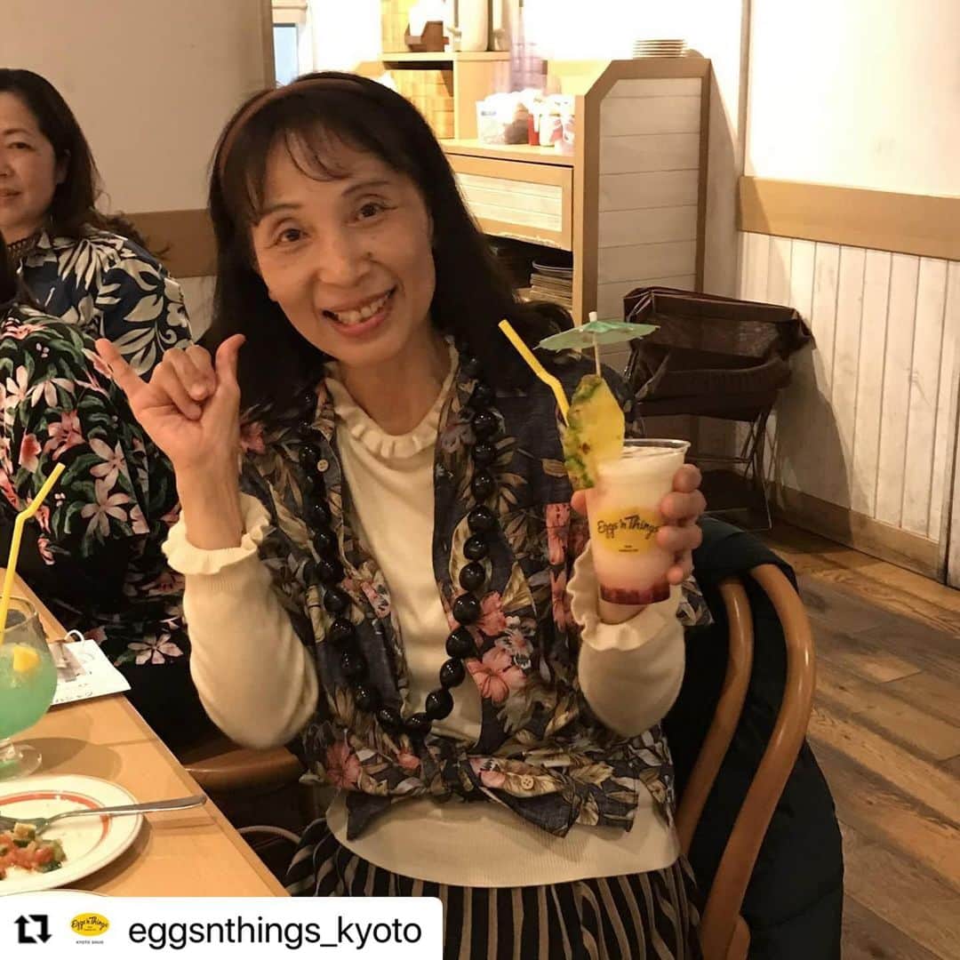 EGGS ’N THINGS JAPANのインスタグラム：「#Repost @eggsnthings_kyoto  ご来店頂きまして誠にありがとうございます😊また「 #アロハでエッグスン 」を楽しんで頂けて嬉しいです☺️💕  また、機会があればEggs 'n Thingsでごゆったりとお過ごしくださいませ🌺🌴  -----------  🌴ALOHA🌴  「みっちゃん」様、この度はご来店ありがとうございました！🤙  アロハシャツを来てご来店くださいました！！ ハワイの雰囲気が私達も感じられてハウオリでした😀❤  営業時間やご予約についてはプロフィールをご覧ください。 変更があれば随時更新していきます。  🌺MAHALO🌺」
