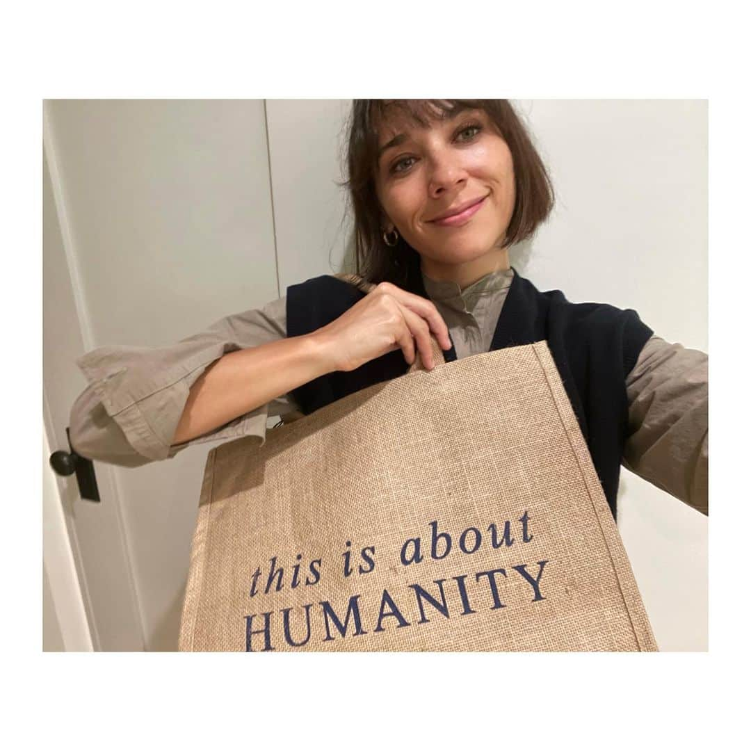 ラシダ・ジョーンズさんのインスタグラム写真 - (ラシダ・ジョーンズInstagram)「I’m so proud to support my friends at @ThisisAboutHumanity and @TheLittleMarket on #GivingTuesday  They've teamed up to raise awareness & funds for separated children and reunified families (including our LGBTQIA+ community), at the U.S.-Mexico border.  Buy this tote and The Little Market will donate half to the This is About Humanity Fund and half to dignified job opportunities for the women artisans who made the product.  AND @ThisisAboutHumanity will match donations up to $50,000 to help these vulnerable communities. Be the change you want to see!#GiftsThatGiveBack  #TheLittleMarket #ThisisAboutHumanity」12月2日 9時28分 - rashidajones